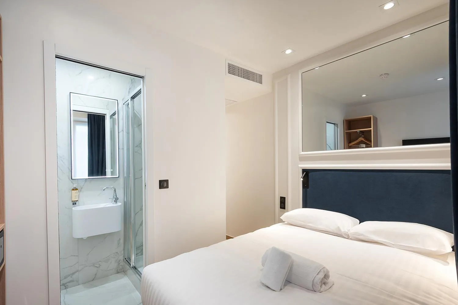 Bed in HOTEL AU COEUR DES ARTS ET METIERS