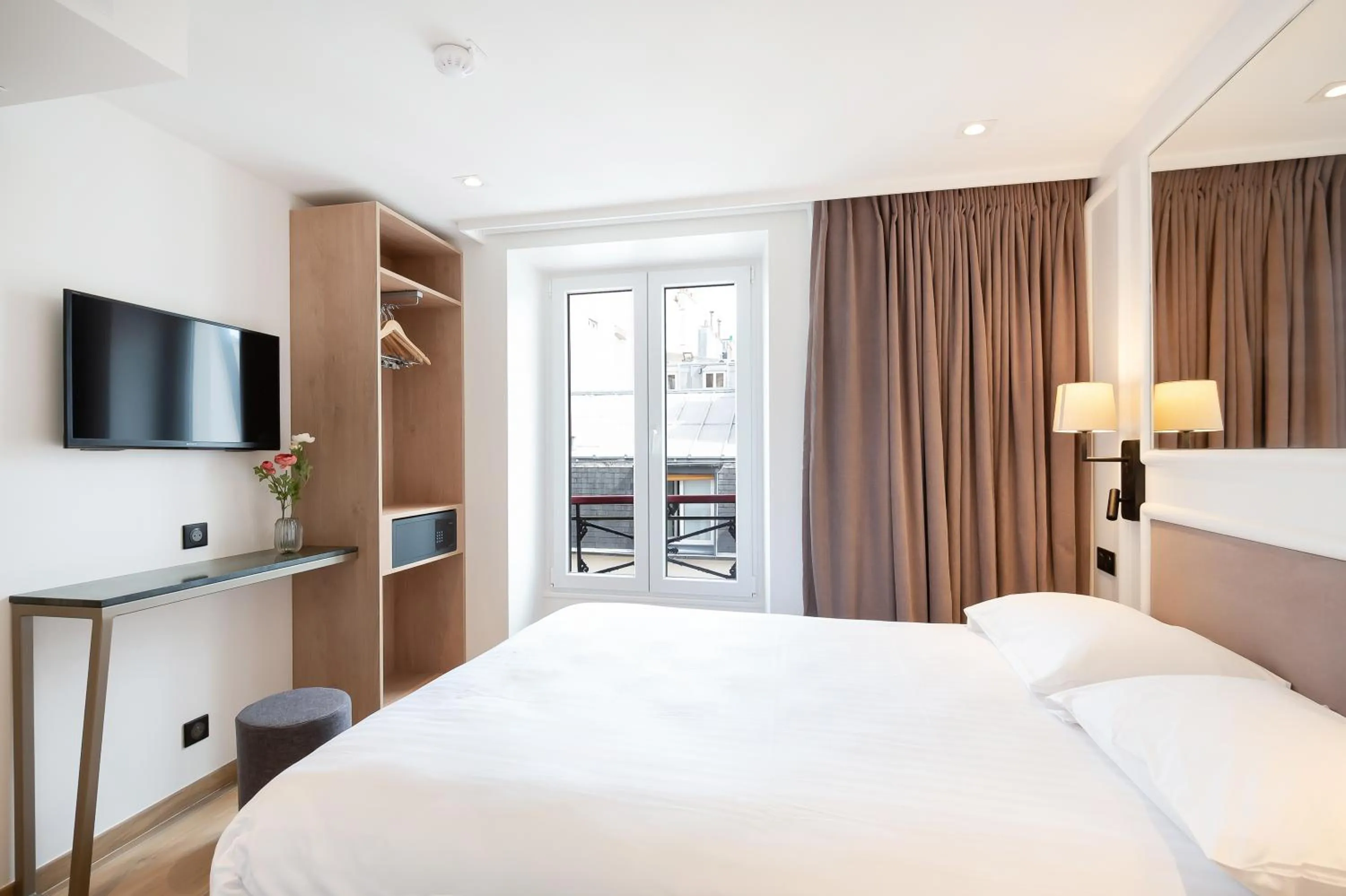 Bed in HOTEL AU COEUR DES ARTS ET METIERS