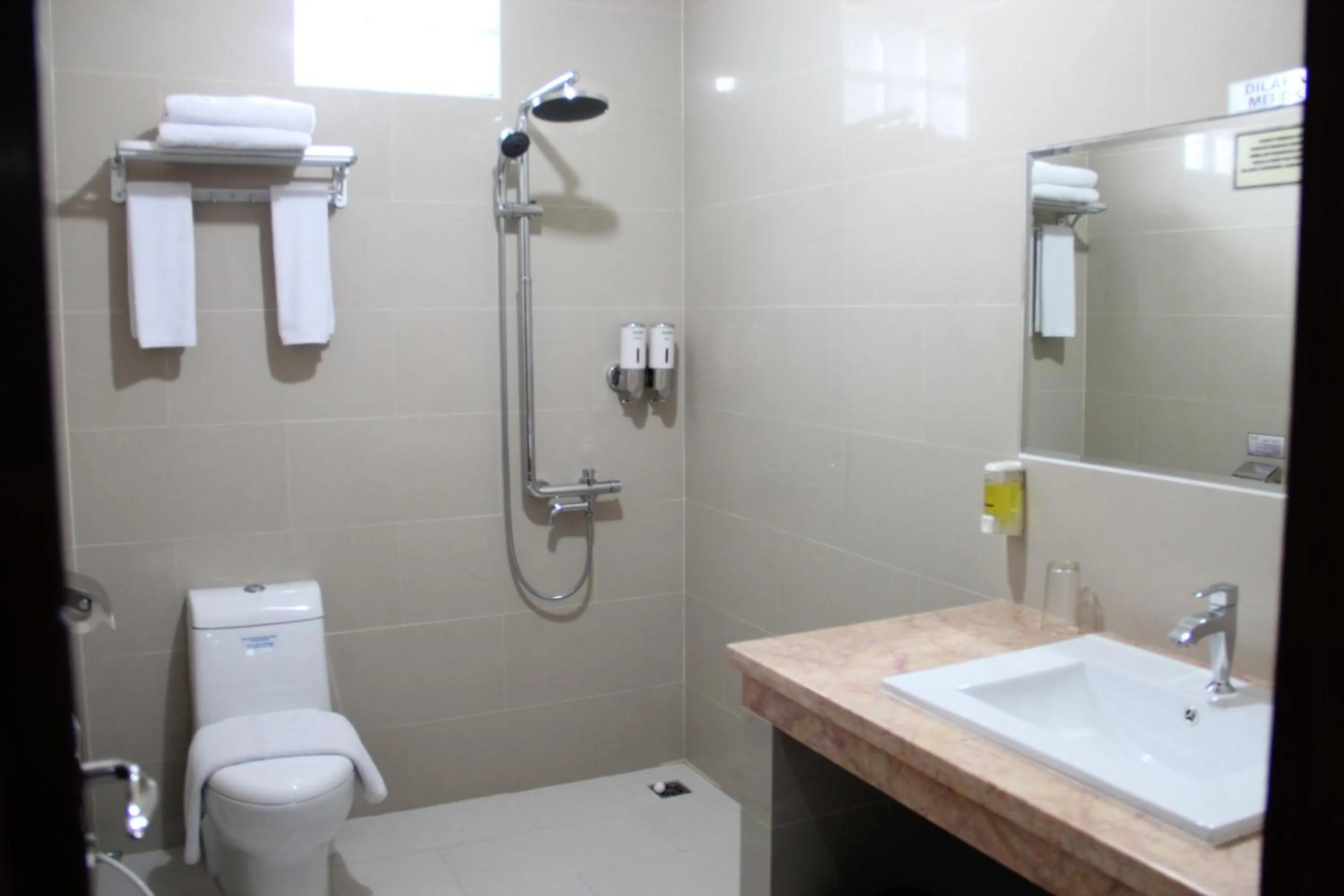 Shower in Hotel Victory Bandung