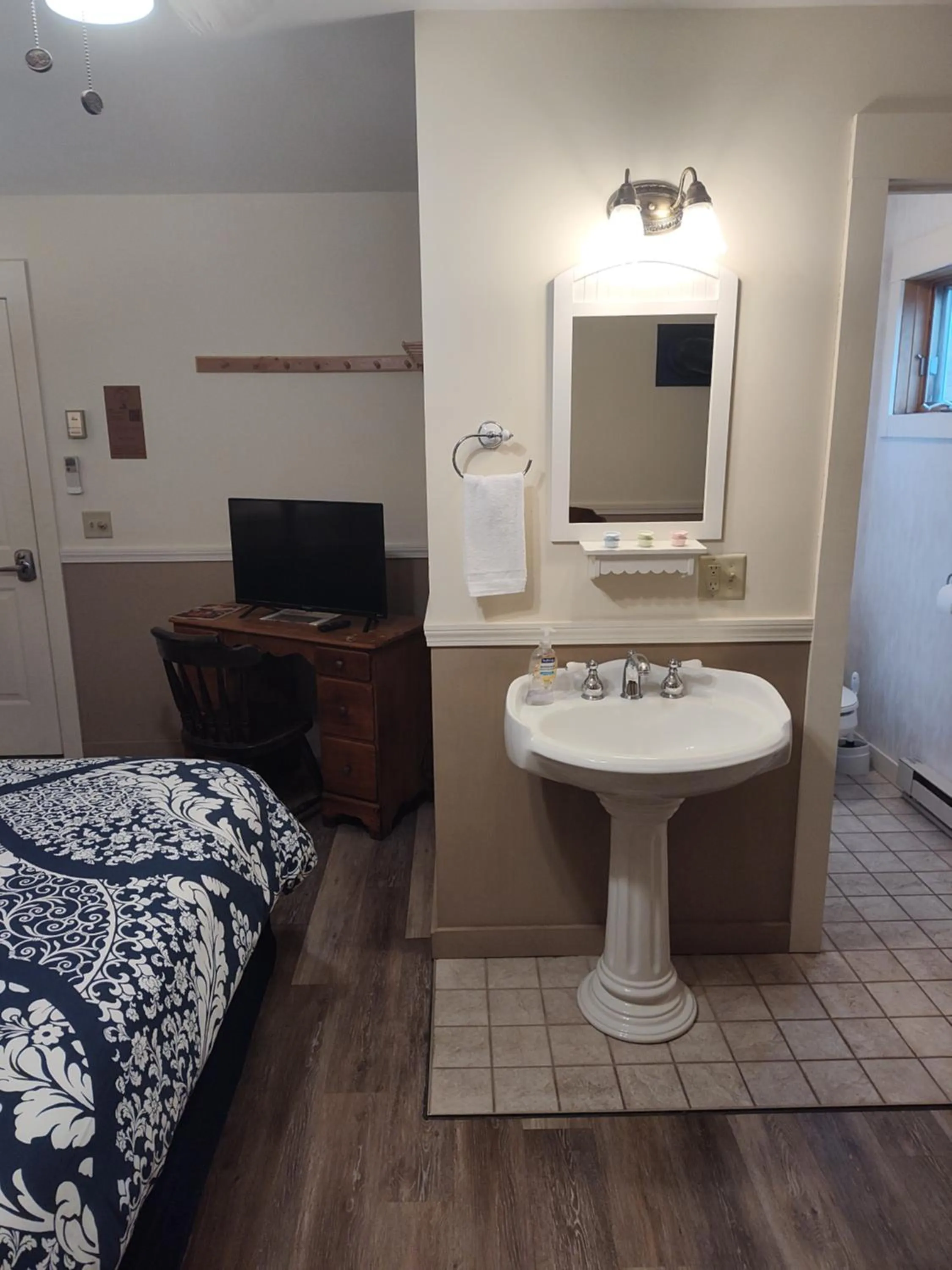 Bathroom, Bed in Doveberry Inn
