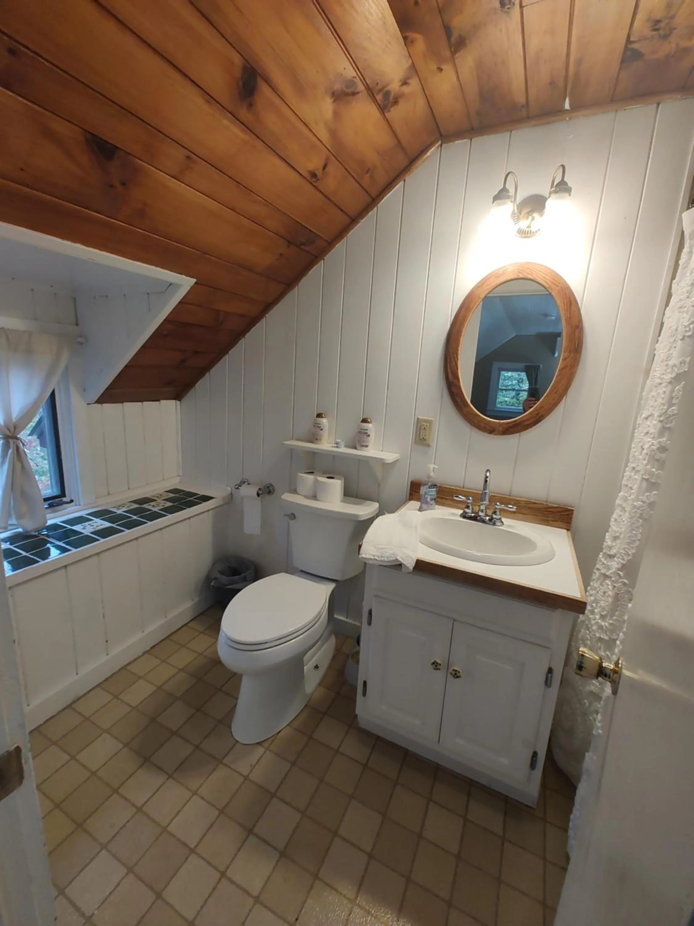 Toilet in Doveberry Inn