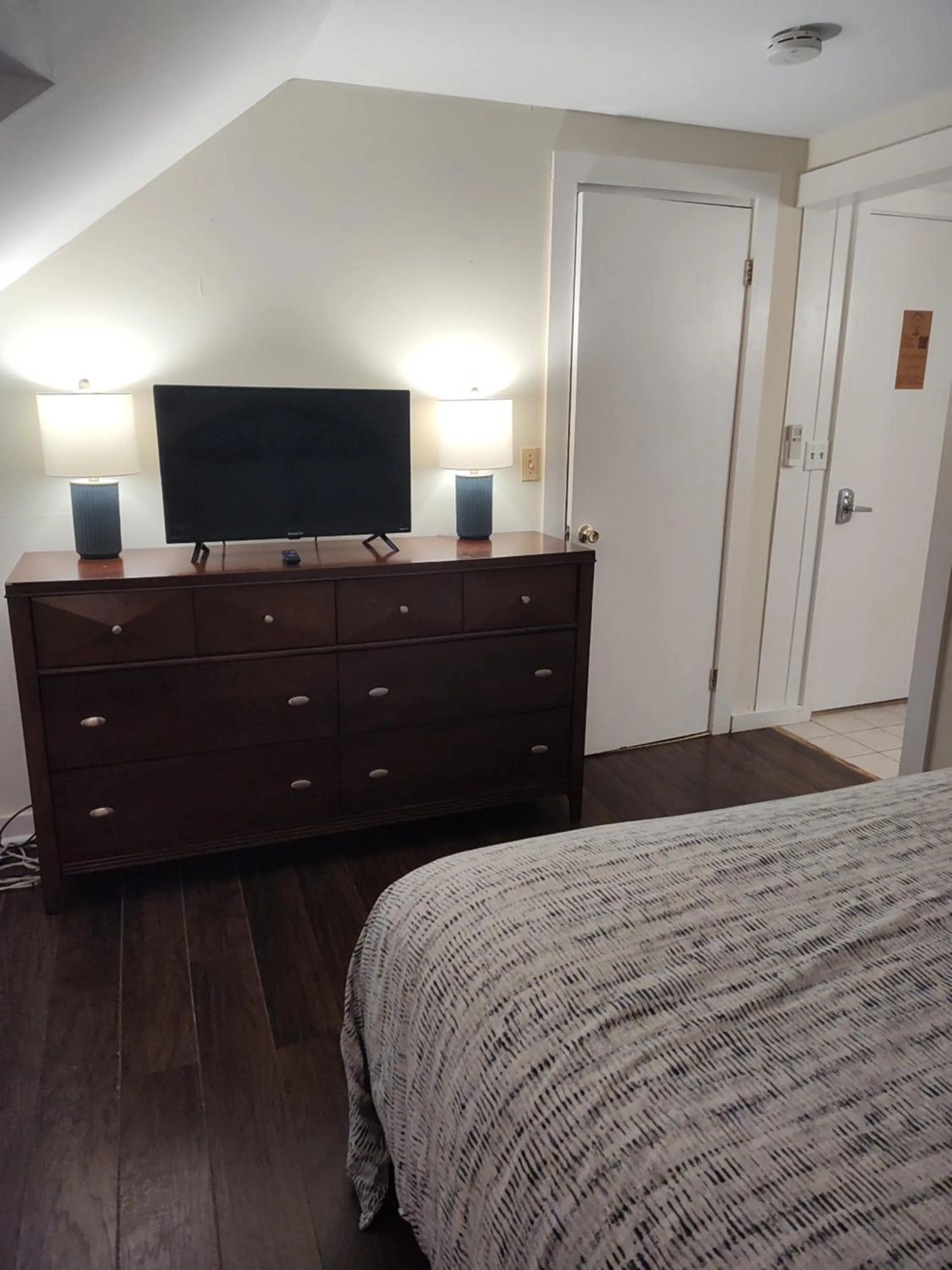 TV and multimedia, Bed in Doveberry Inn