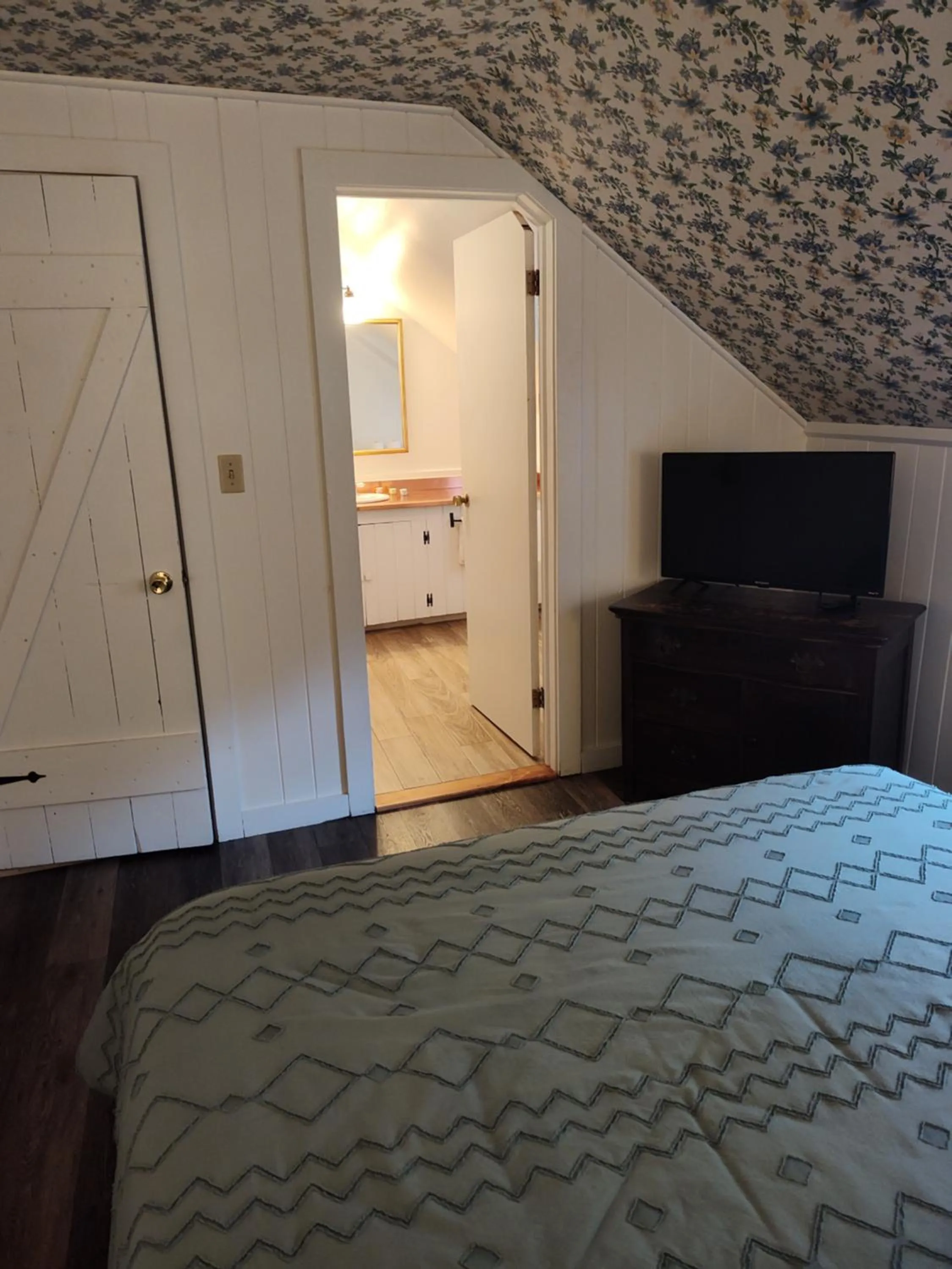 TV and multimedia, Bed in Doveberry Inn