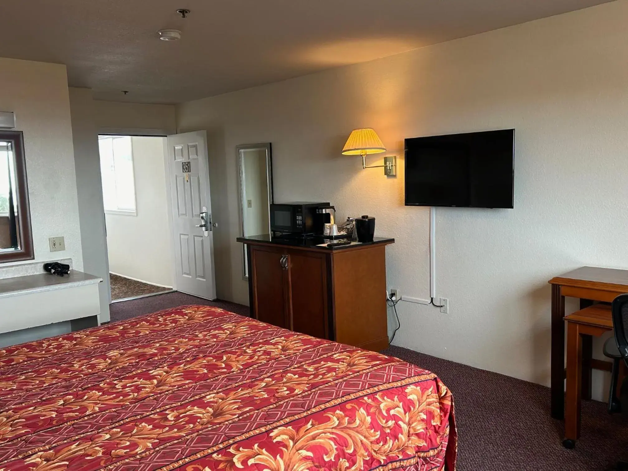 Bed in Bayview Inn Bed in Bayview Inn