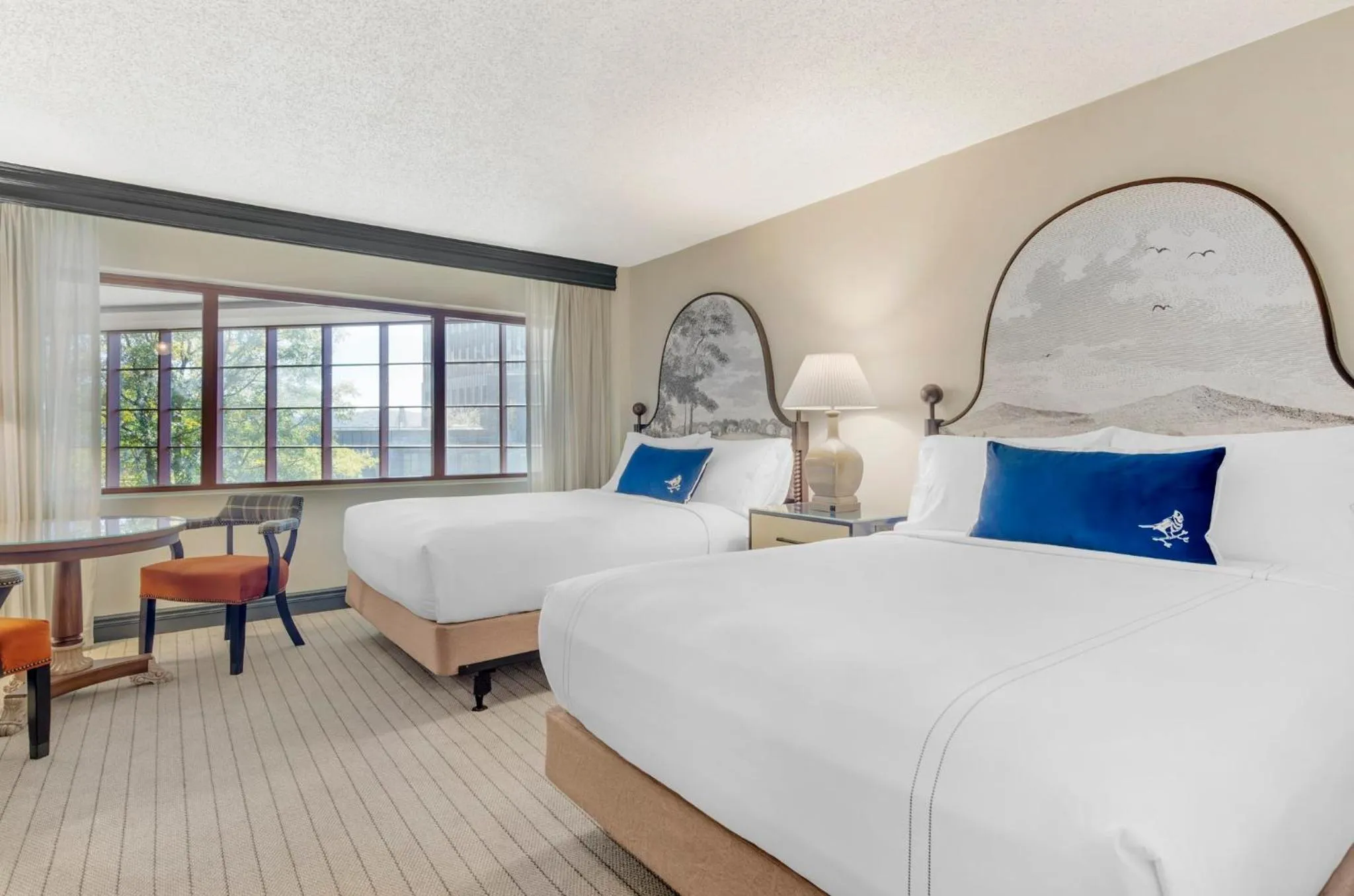 Photo of the whole room, Bed in Omni Charlottesville Hotel