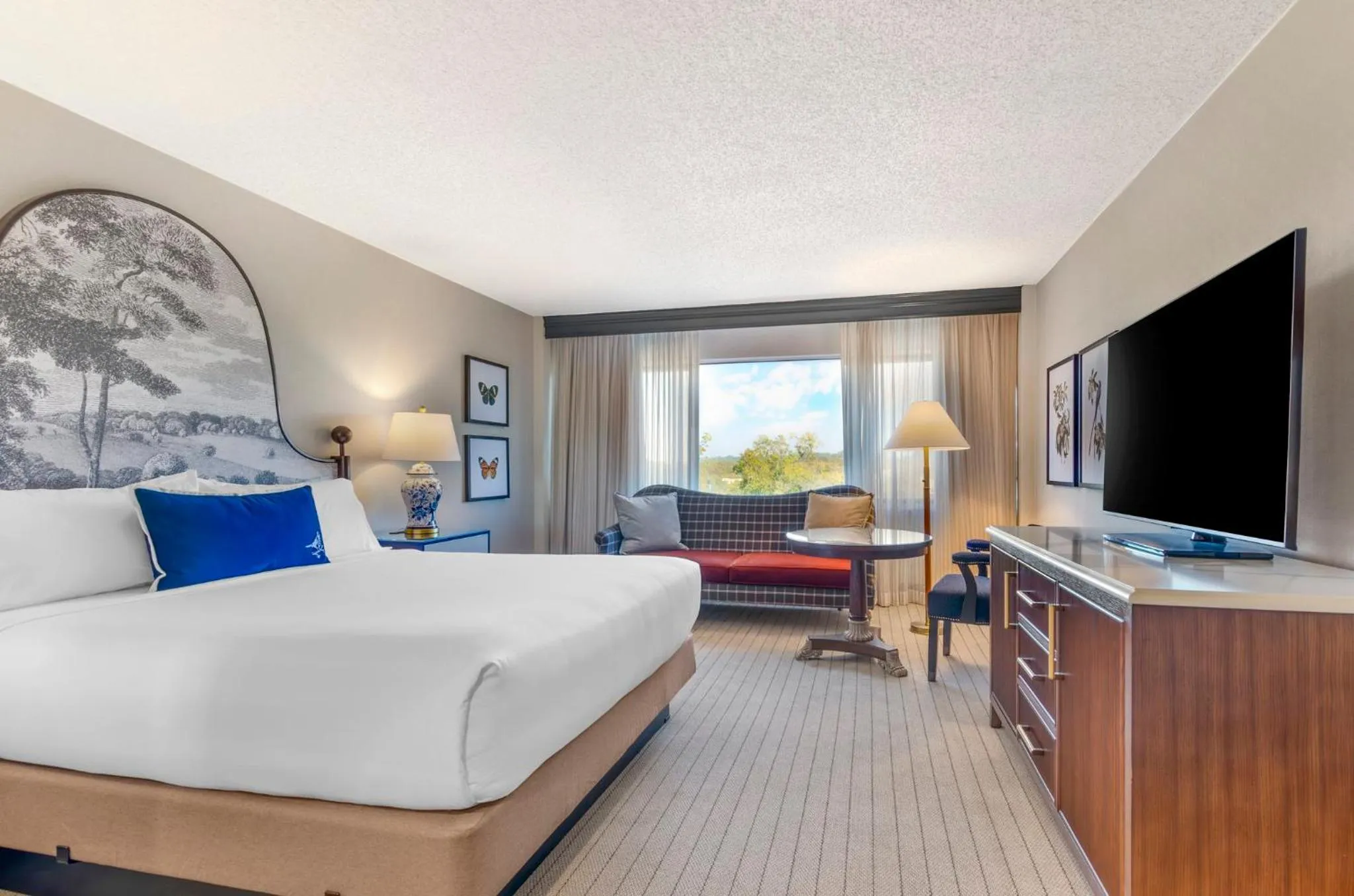 Photo of the whole room, Bed in Omni Charlottesville Hotel