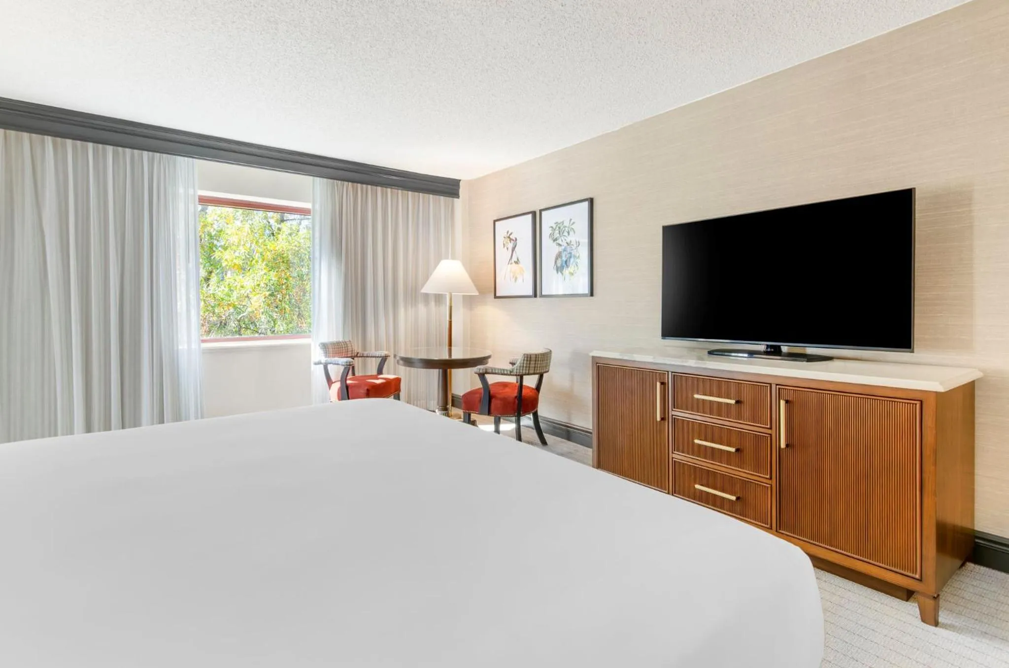 Photo of the whole room, Bed in Omni Charlottesville Hotel