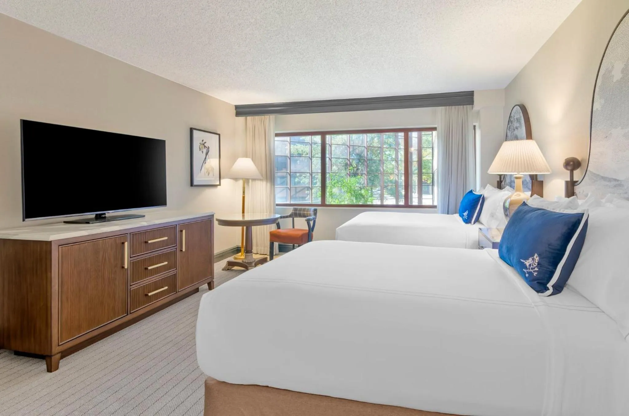 Photo of the whole room, Bed in Omni Charlottesville Hotel