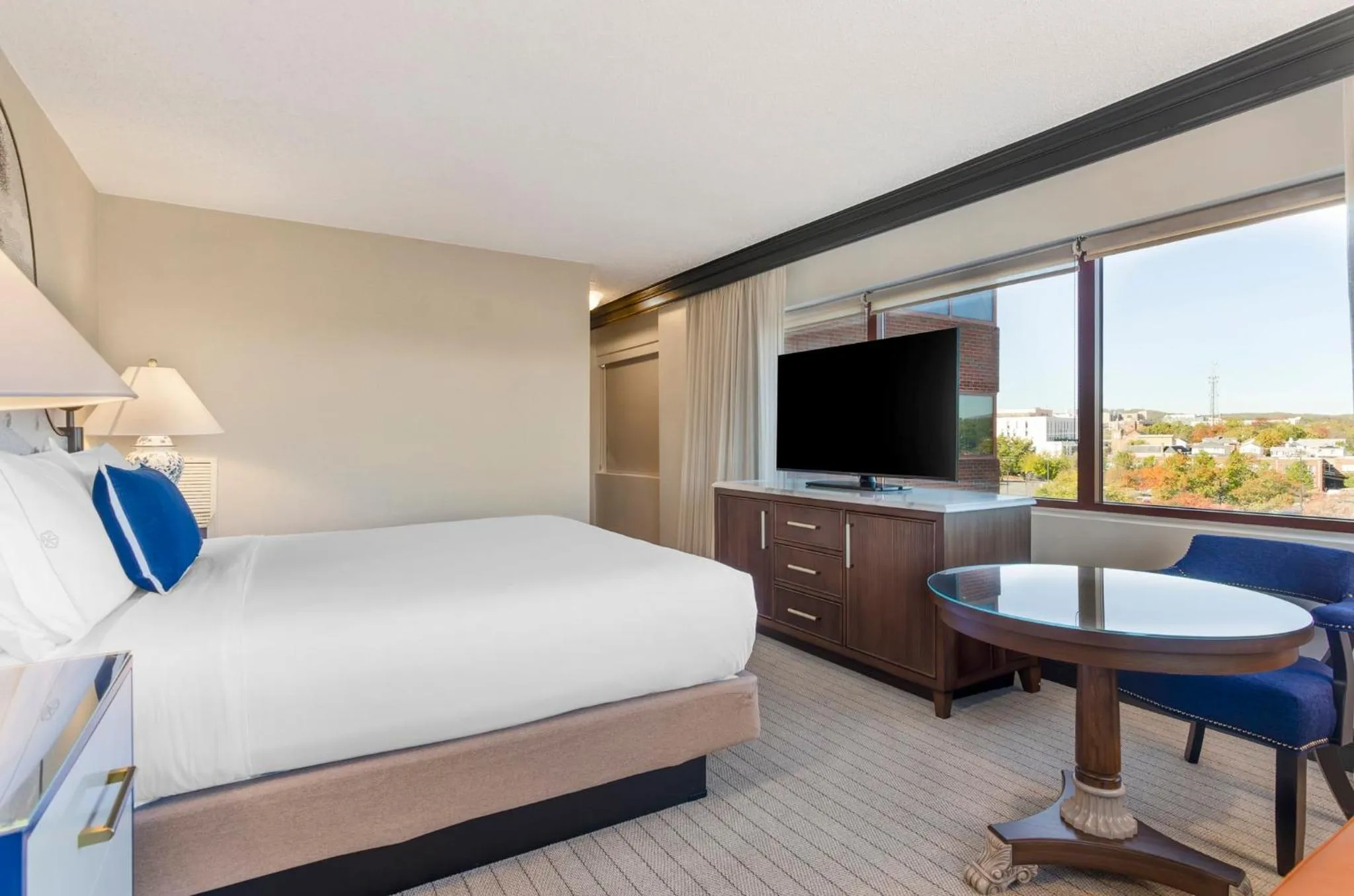 Photo of the whole room, Bed in Omni Charlottesville Hotel