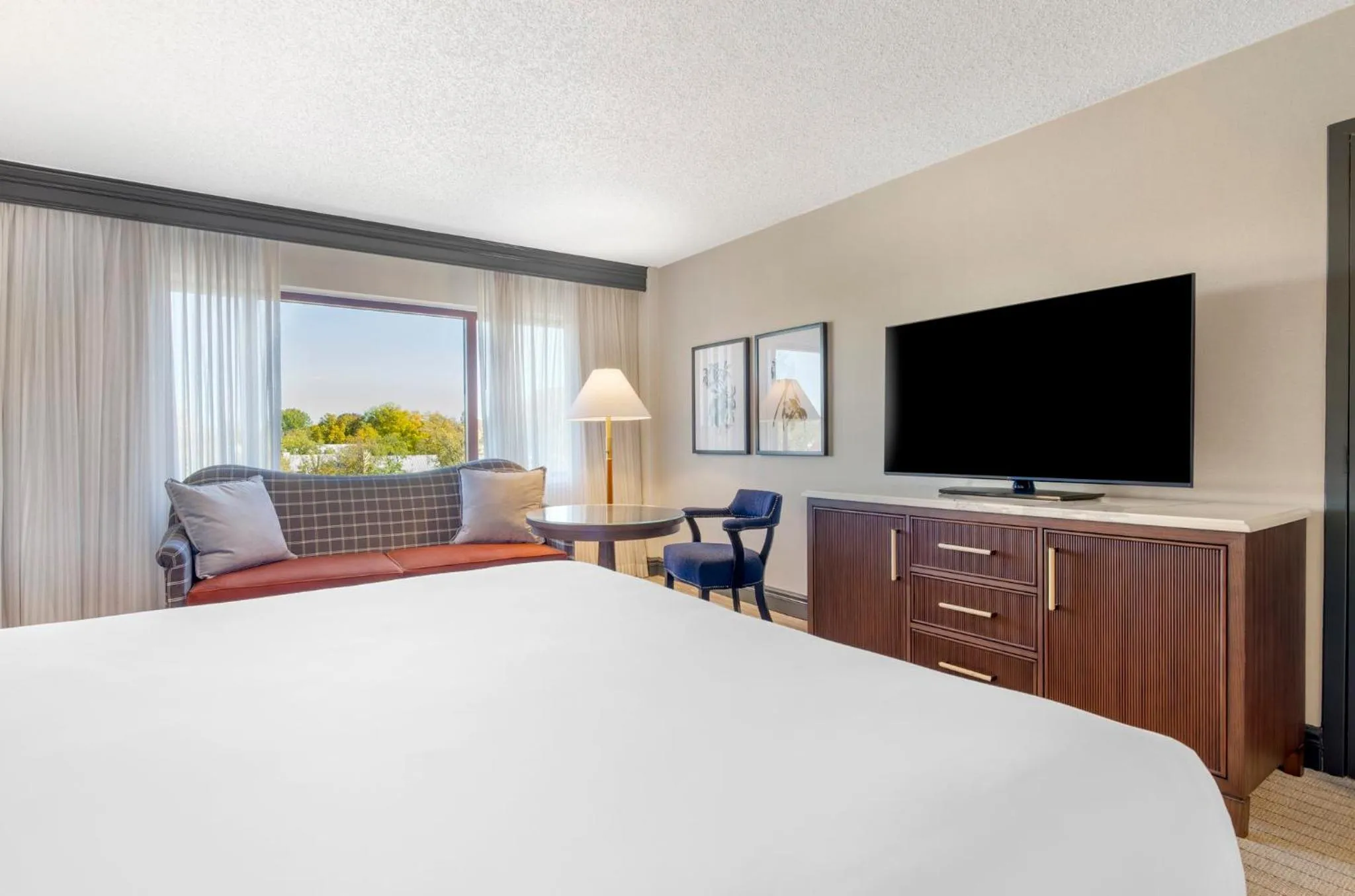 Photo of the whole room, Bed in Omni Charlottesville Hotel