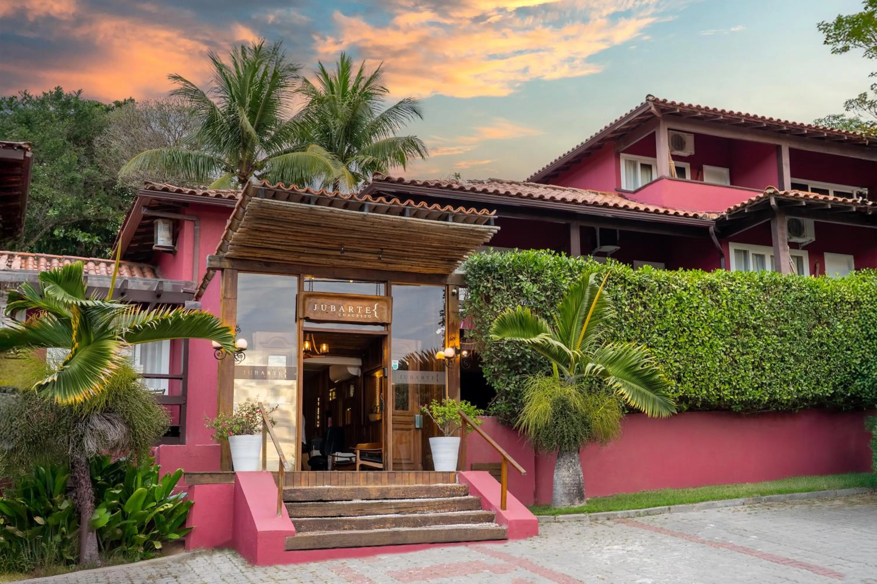 Property building in Jubarte Hotel by Insólito