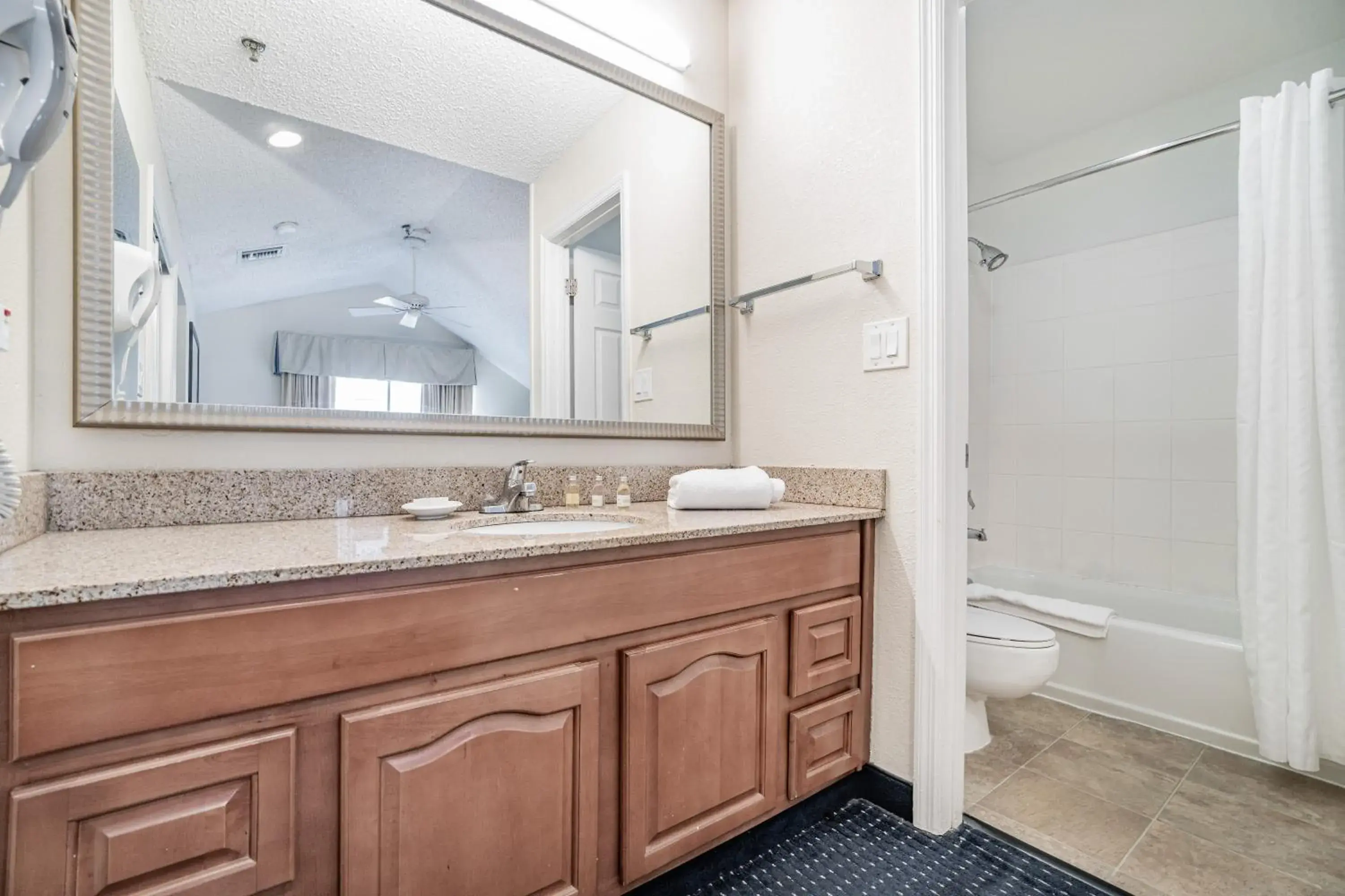 Double bed Junior Suite in Doral Inn & Suites Miami Airport West Double bed Junior Suite in Doral Inn & Suites Miami Airport West