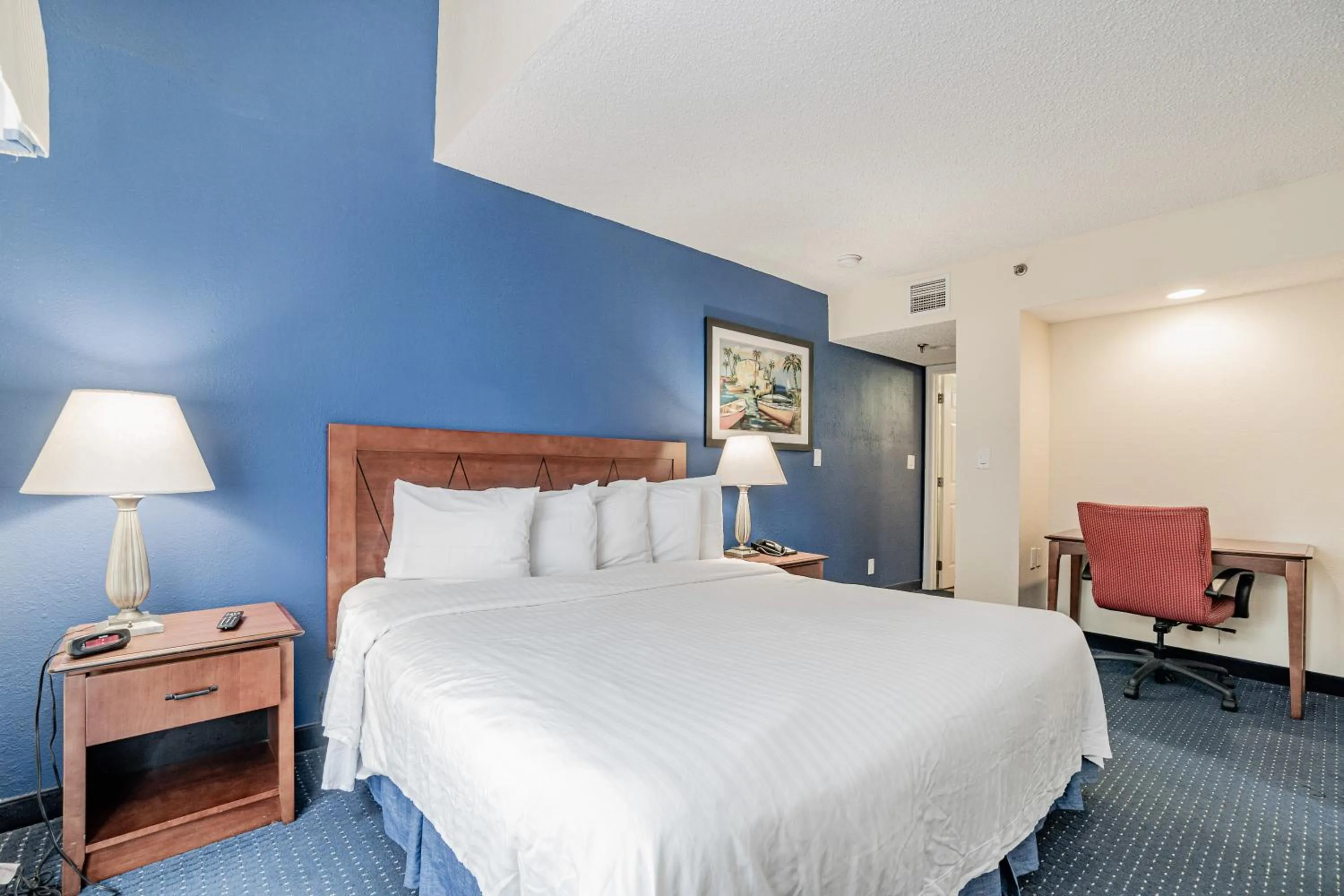 Bed in Doral Inn & Suites Miami Airport West