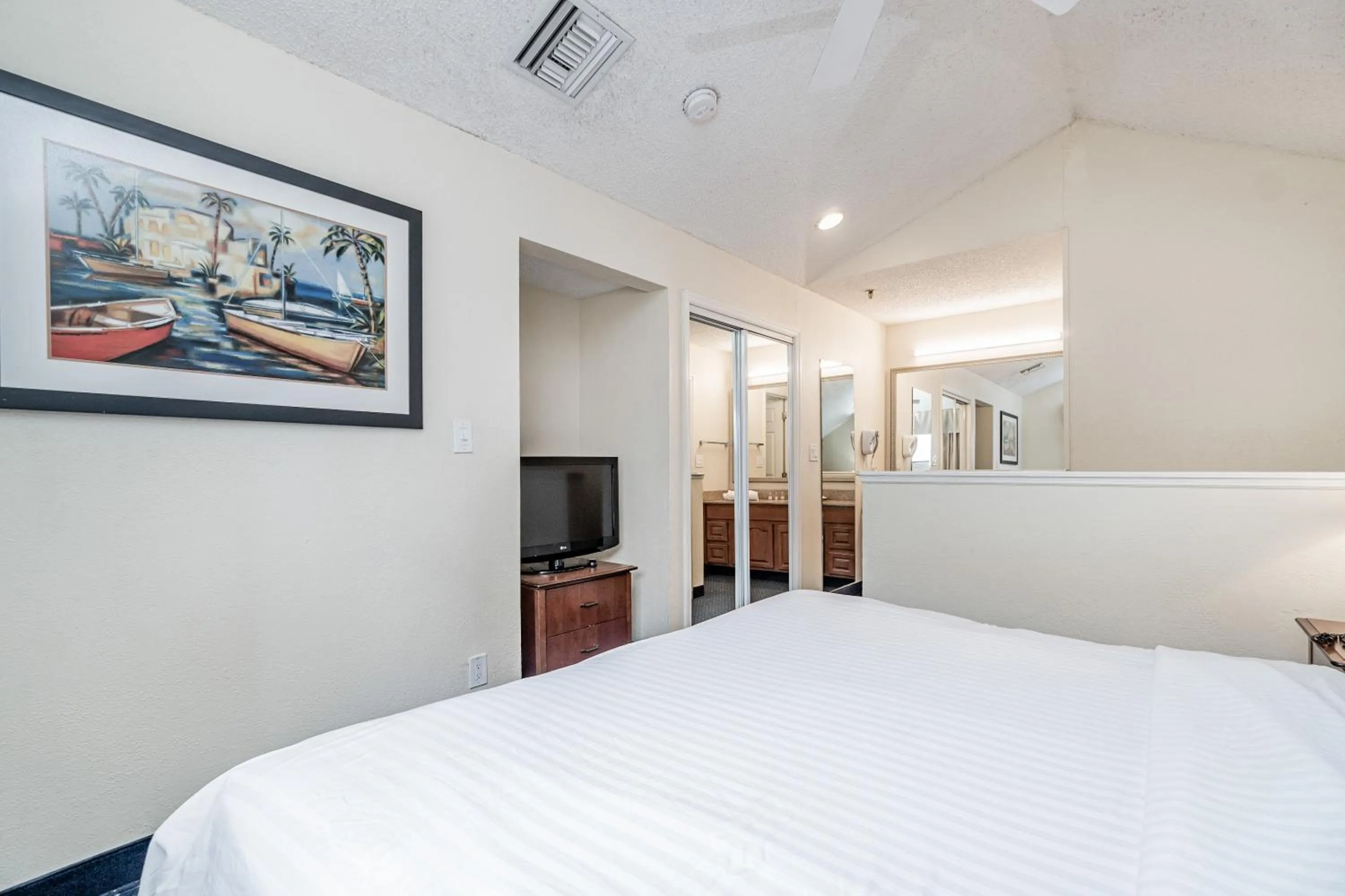 TV and multimedia, Bed in Doral Inn & Suites Miami Airport West