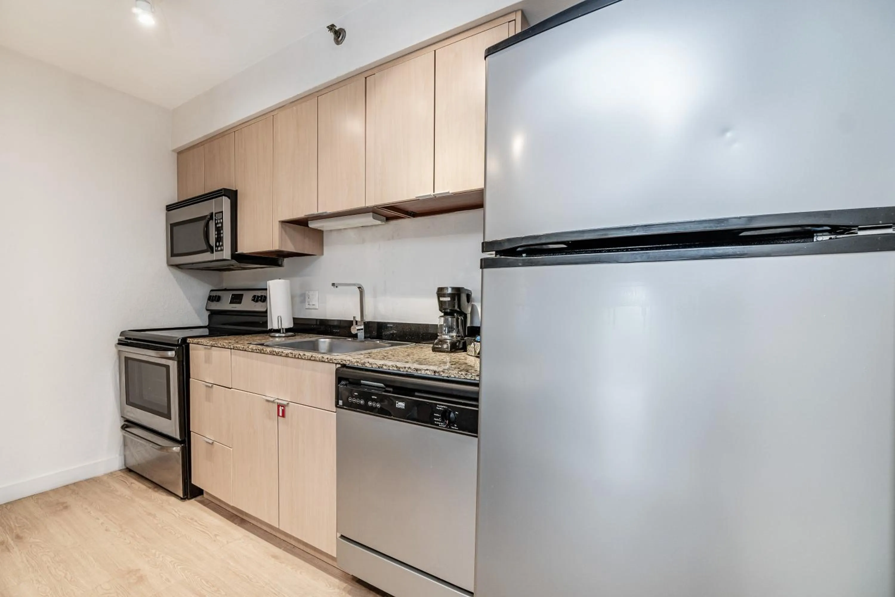 Kitchen or kitchenette in Doral Inn & Suites Miami Airport West