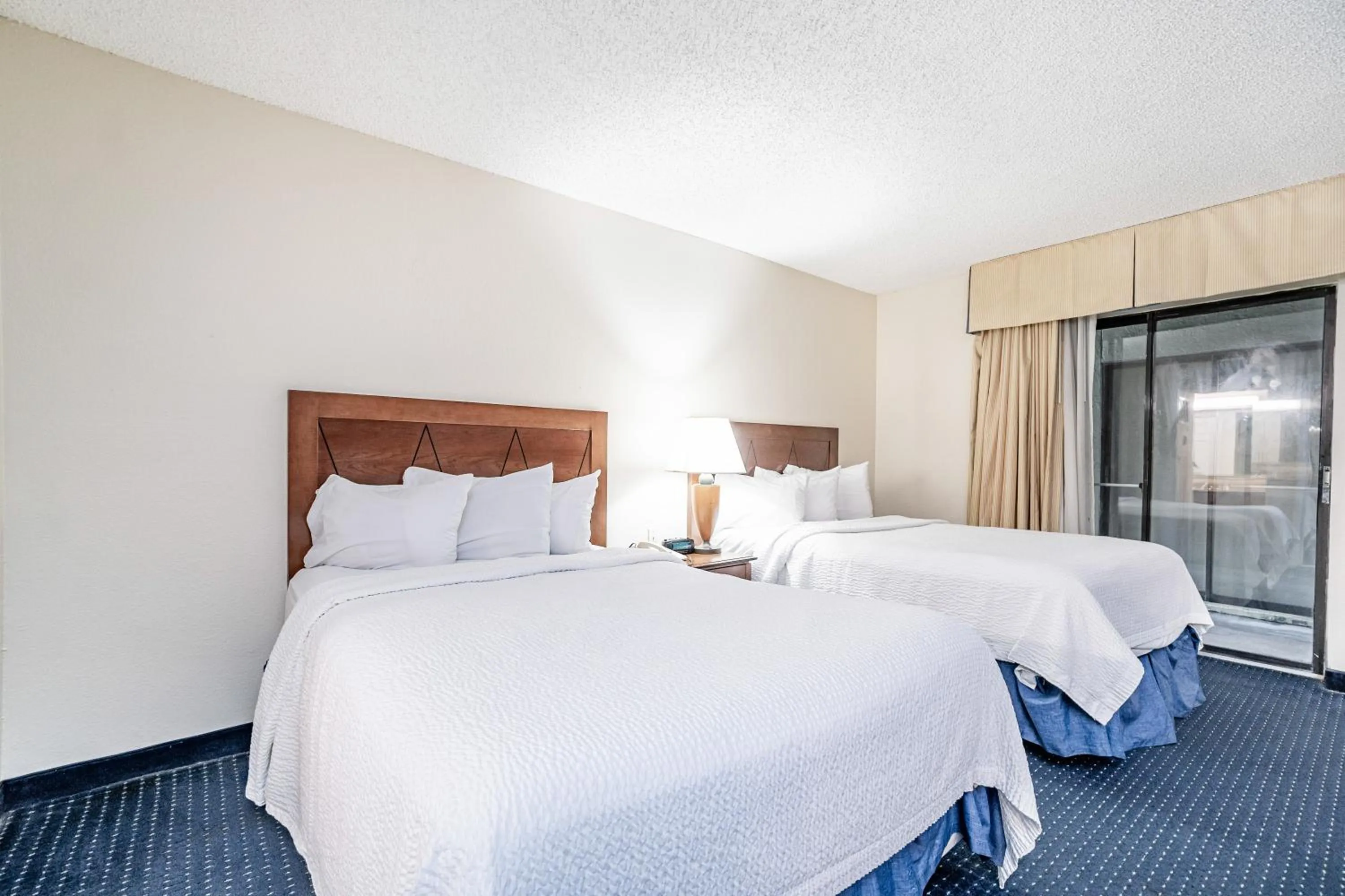 Bedroom, Bed in Doral Inn & Suites Miami Airport West