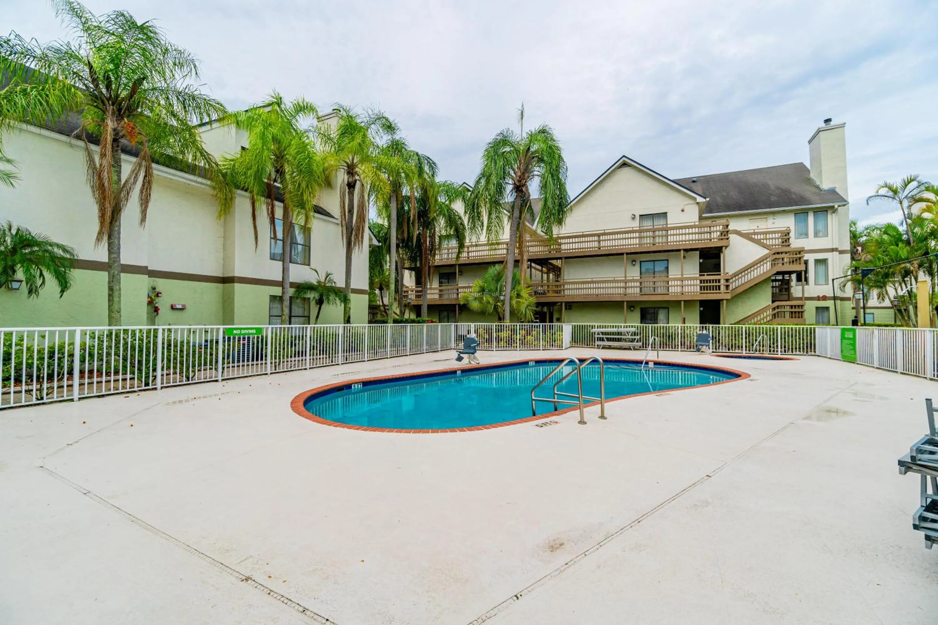 Swimming pool in Doral Inn & Suites Miami Airport West