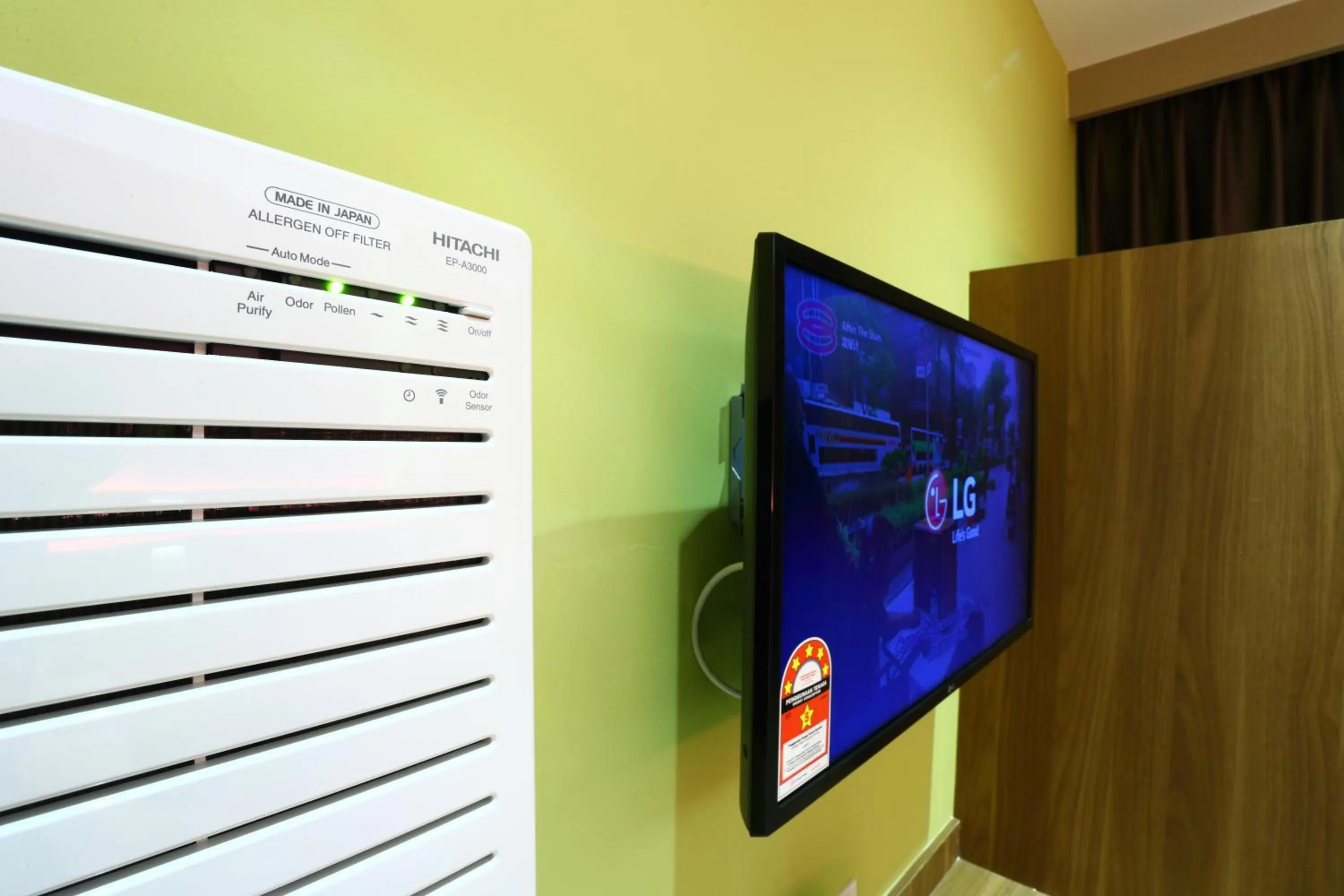 Coffee/tea facilities in YEE HOTEL Permas Jaya