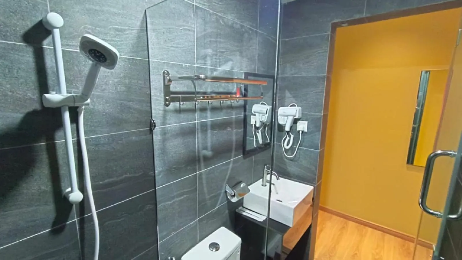 Shower in YEE HOTEL Permas Jaya