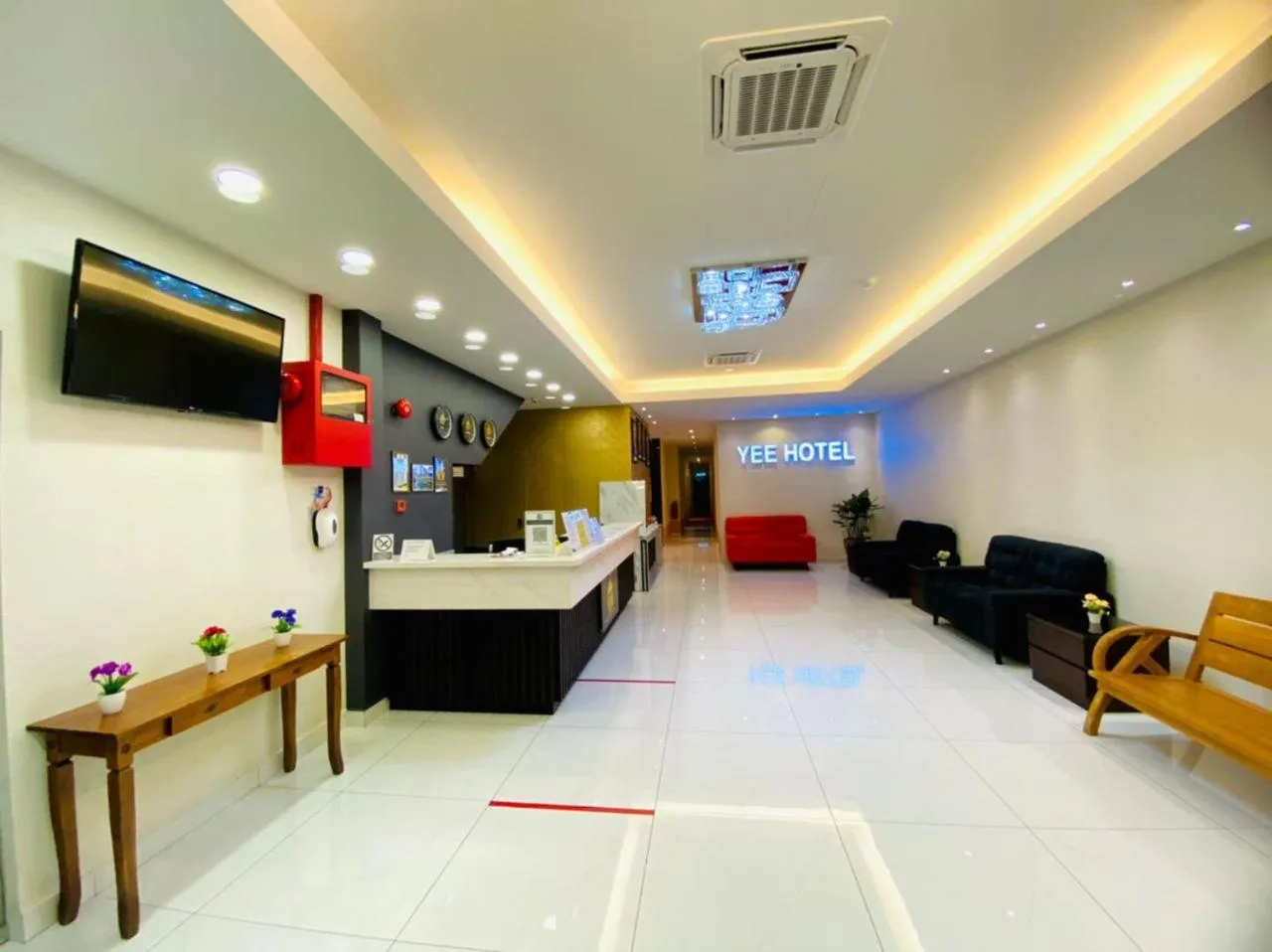 Communal lounge/ TV room, Bed in YEE HOTEL Permas Jaya