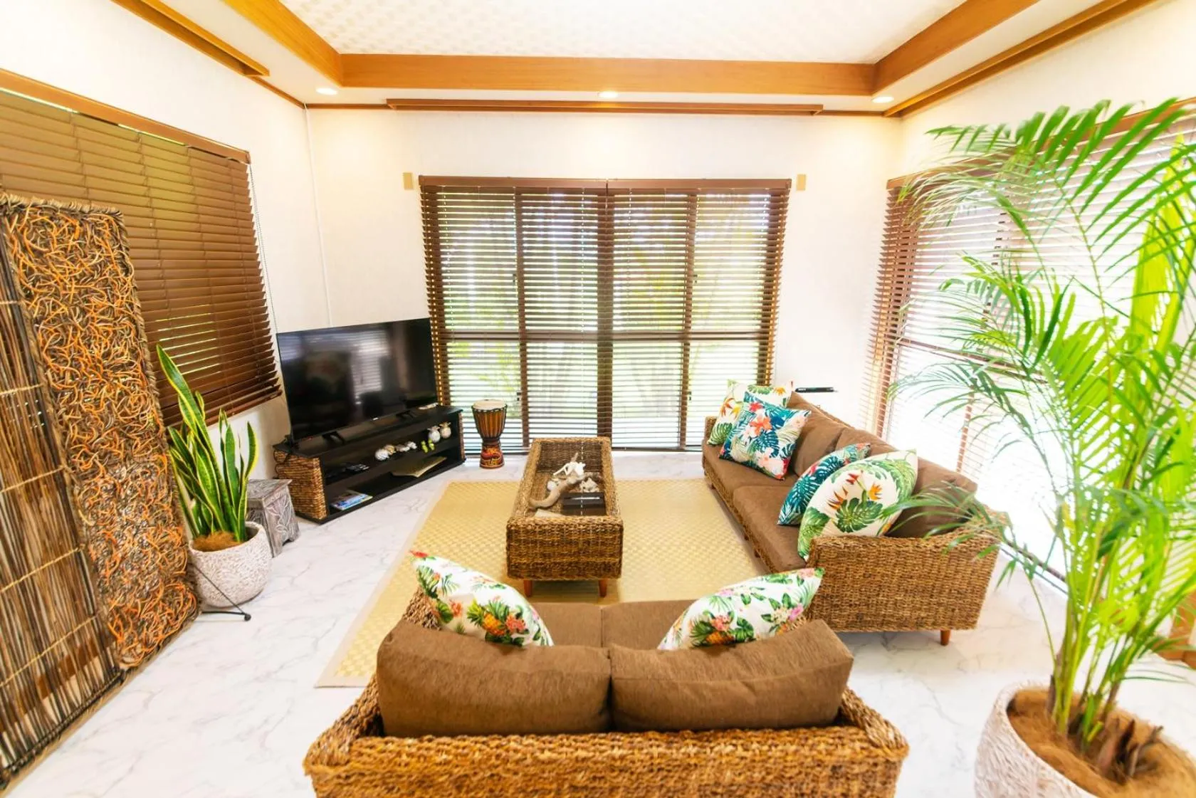 Communal lounge/ TV room in Palm Villa Ishigakijima yugafu