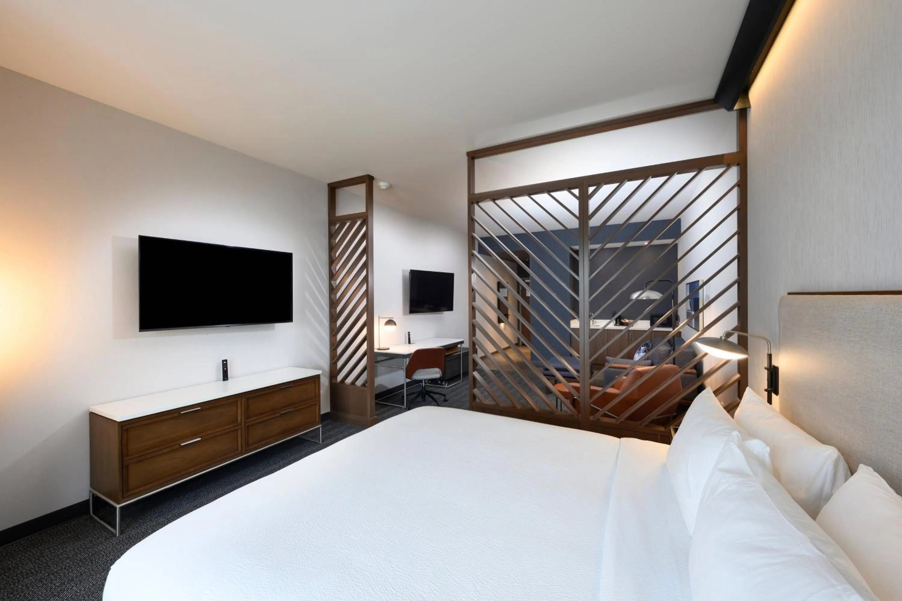 Photo of the whole room, Bed in Courtyard by Marriott Charlotte Waverly