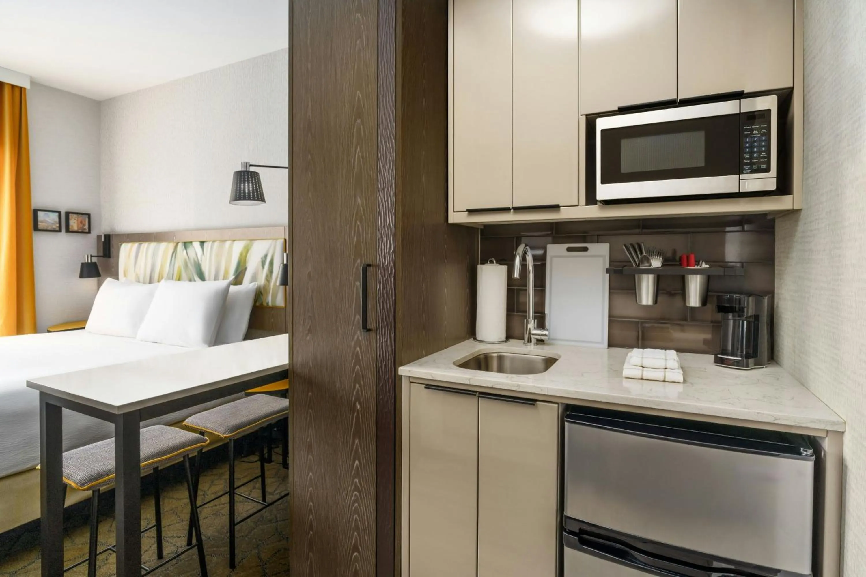 Kitchen or kitchenette, Bed in TownePlace Suites by Marriott New York Manhattan/Chelsea