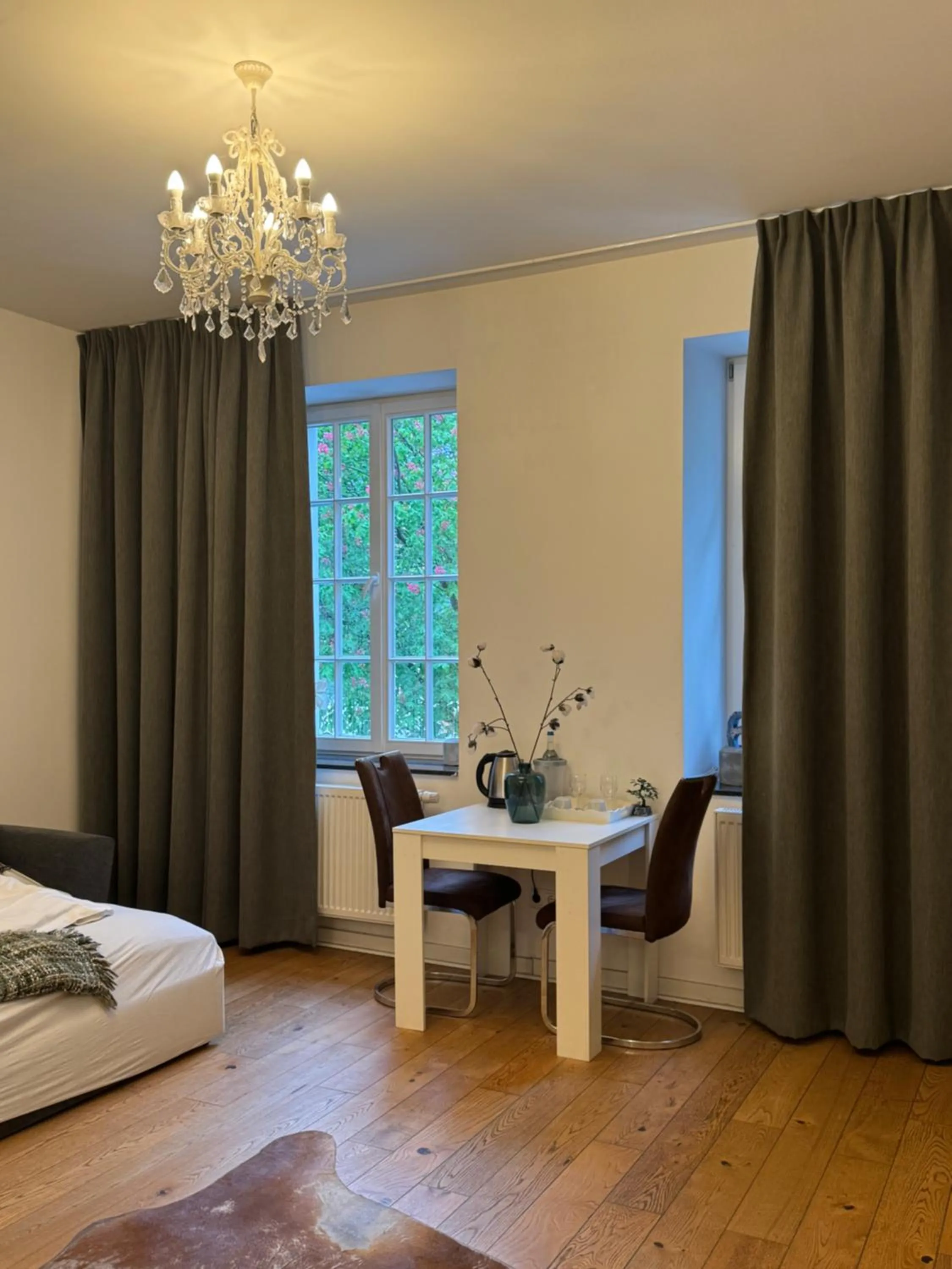 Bed in Six! Eat Work Sleep