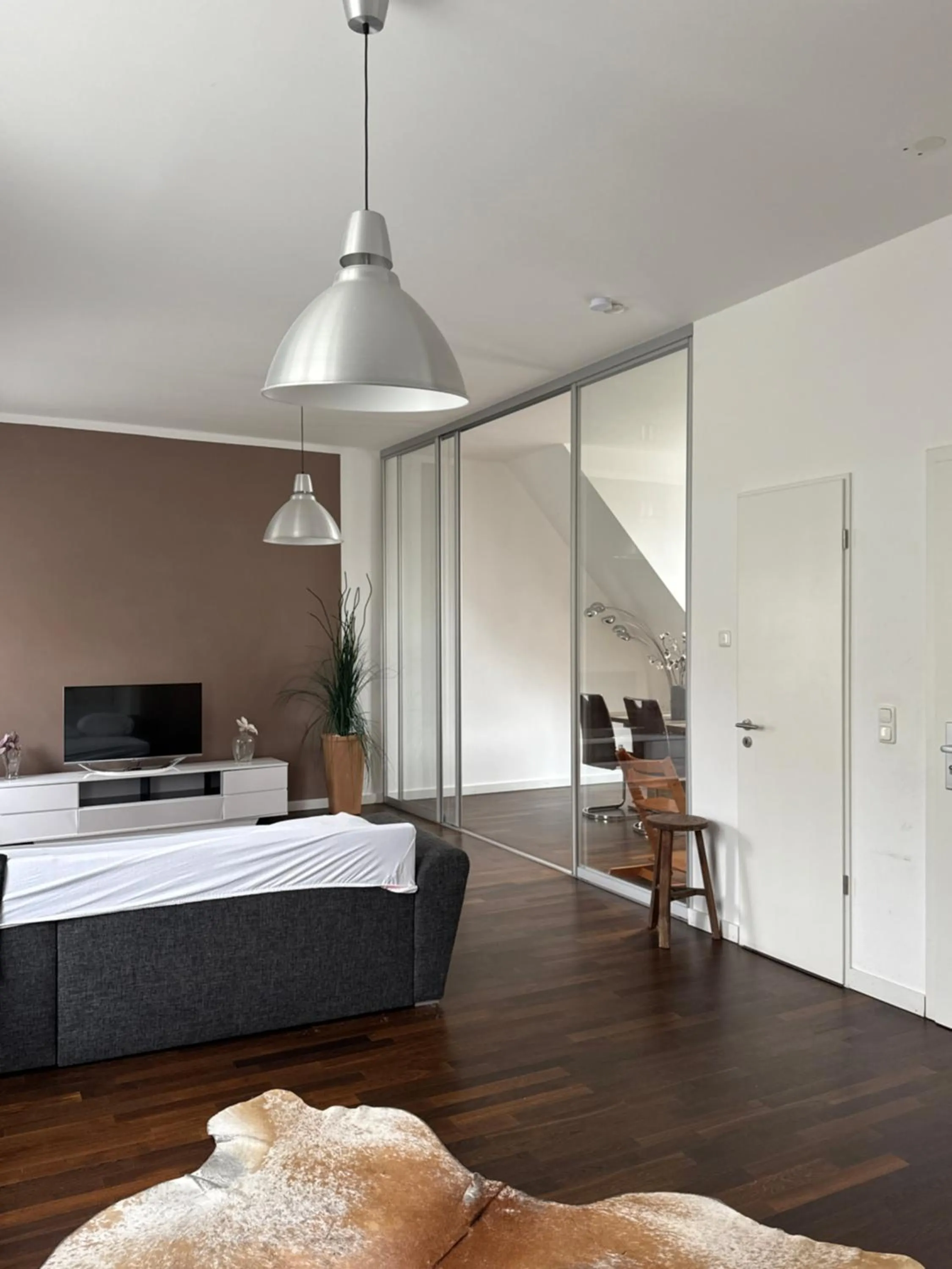 Bed in Six! Eat Work Sleep