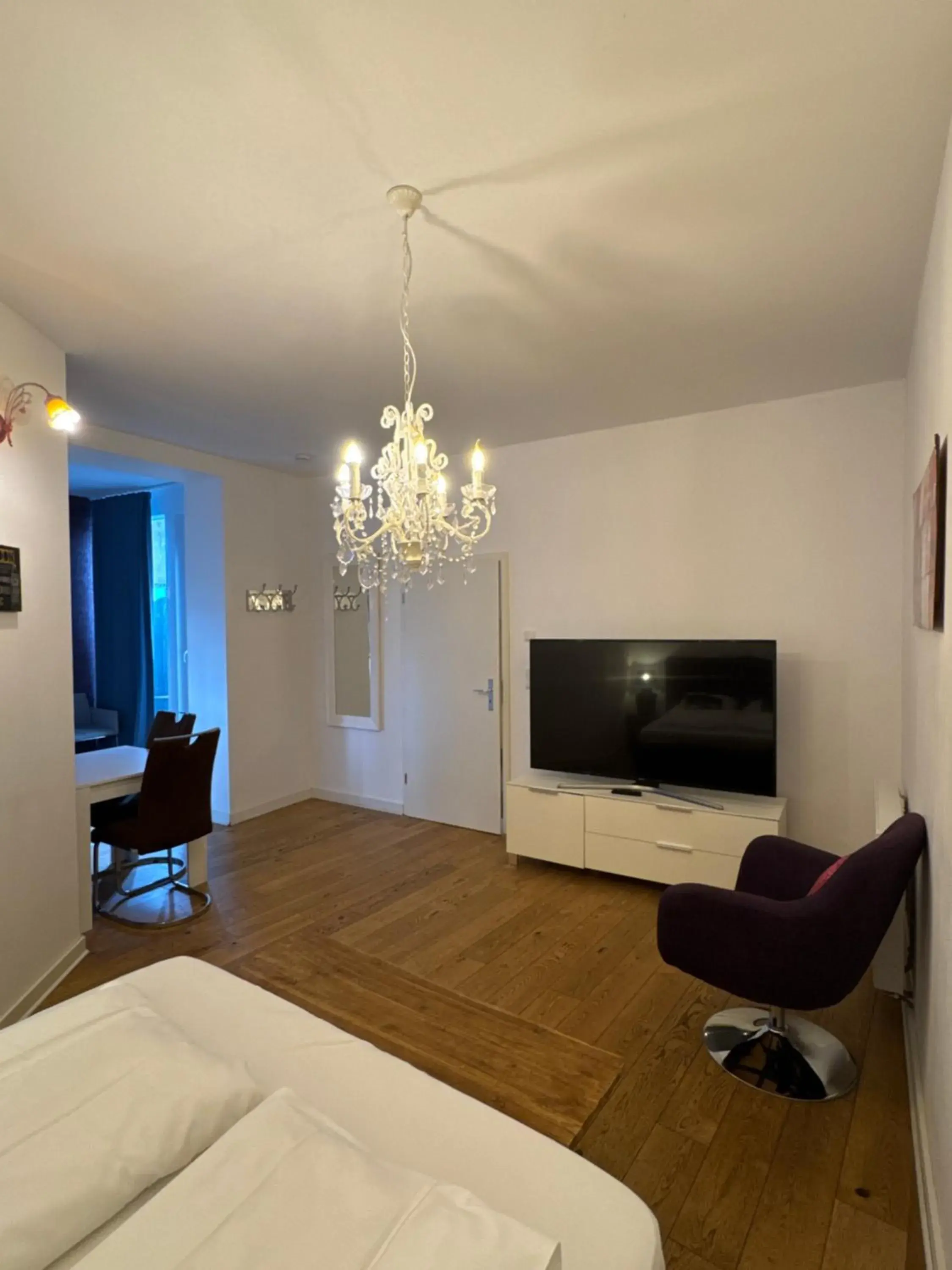 Junior Suite in Six! Eat Work Sleep Junior Suite in Six! Eat Work Sleep