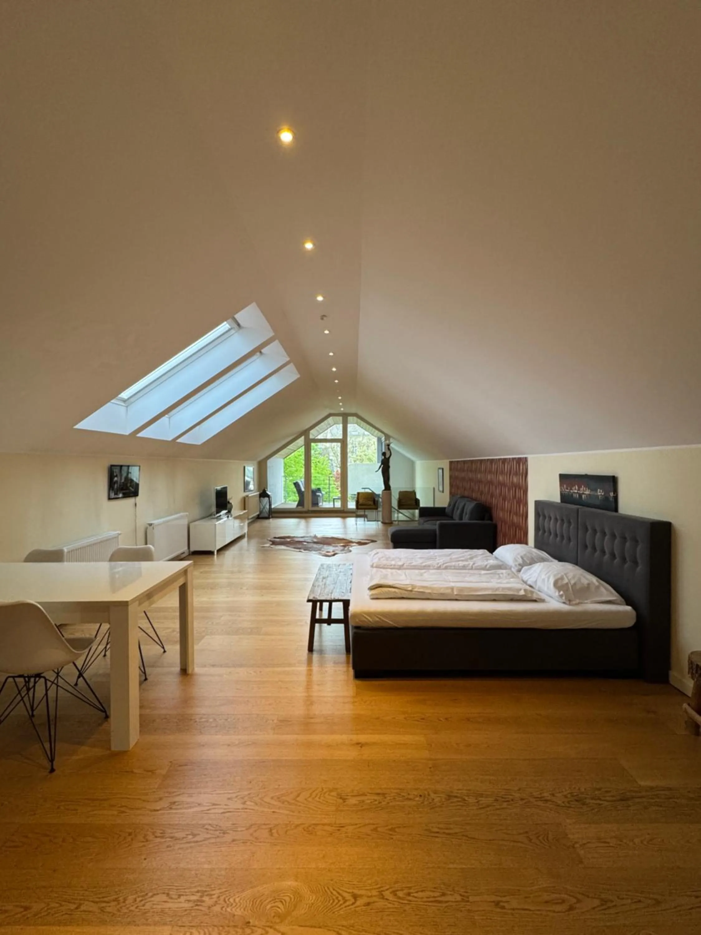 Bed in Six! Eat Work Sleep