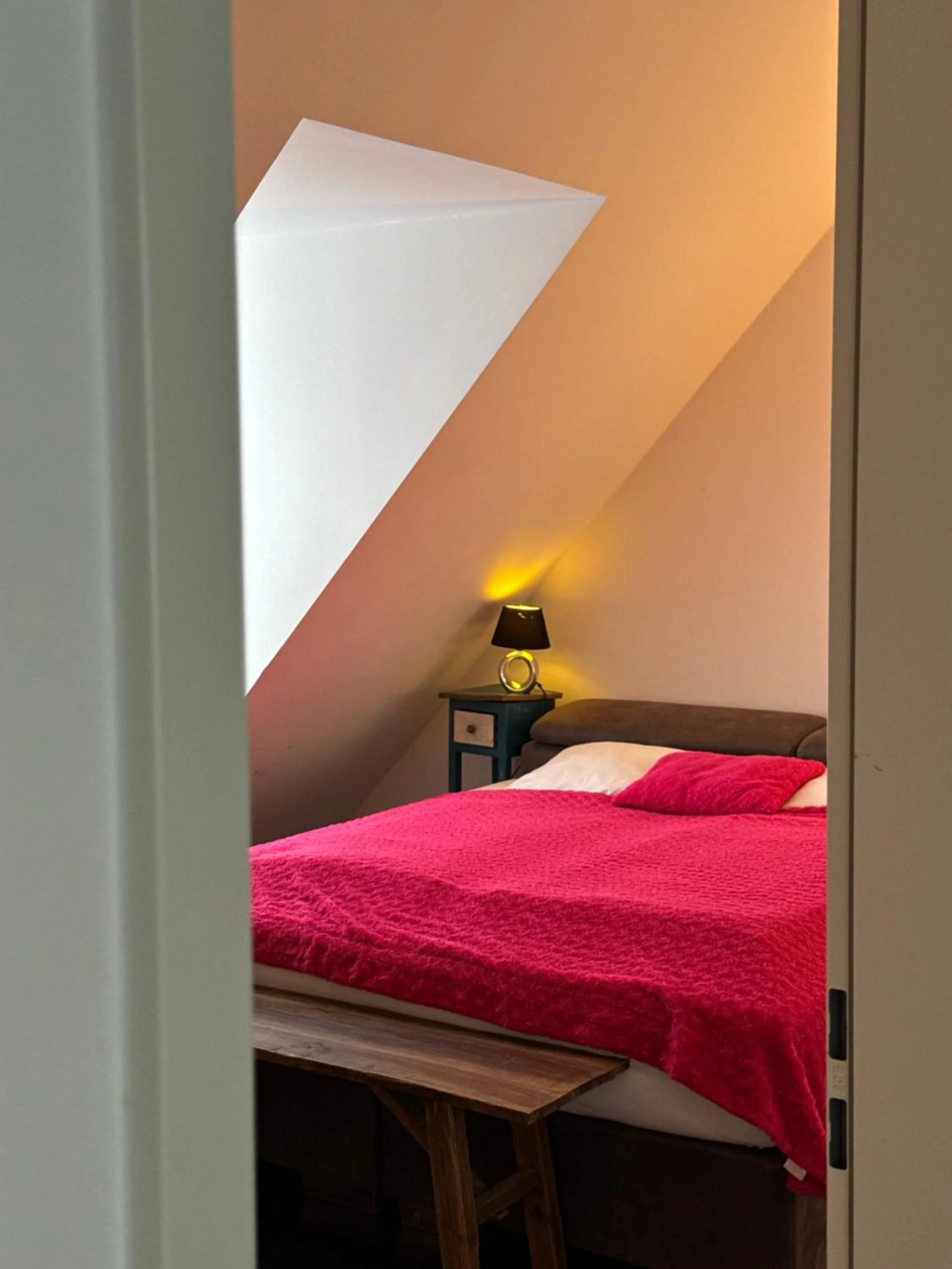 Bed in Six! Eat Work Sleep