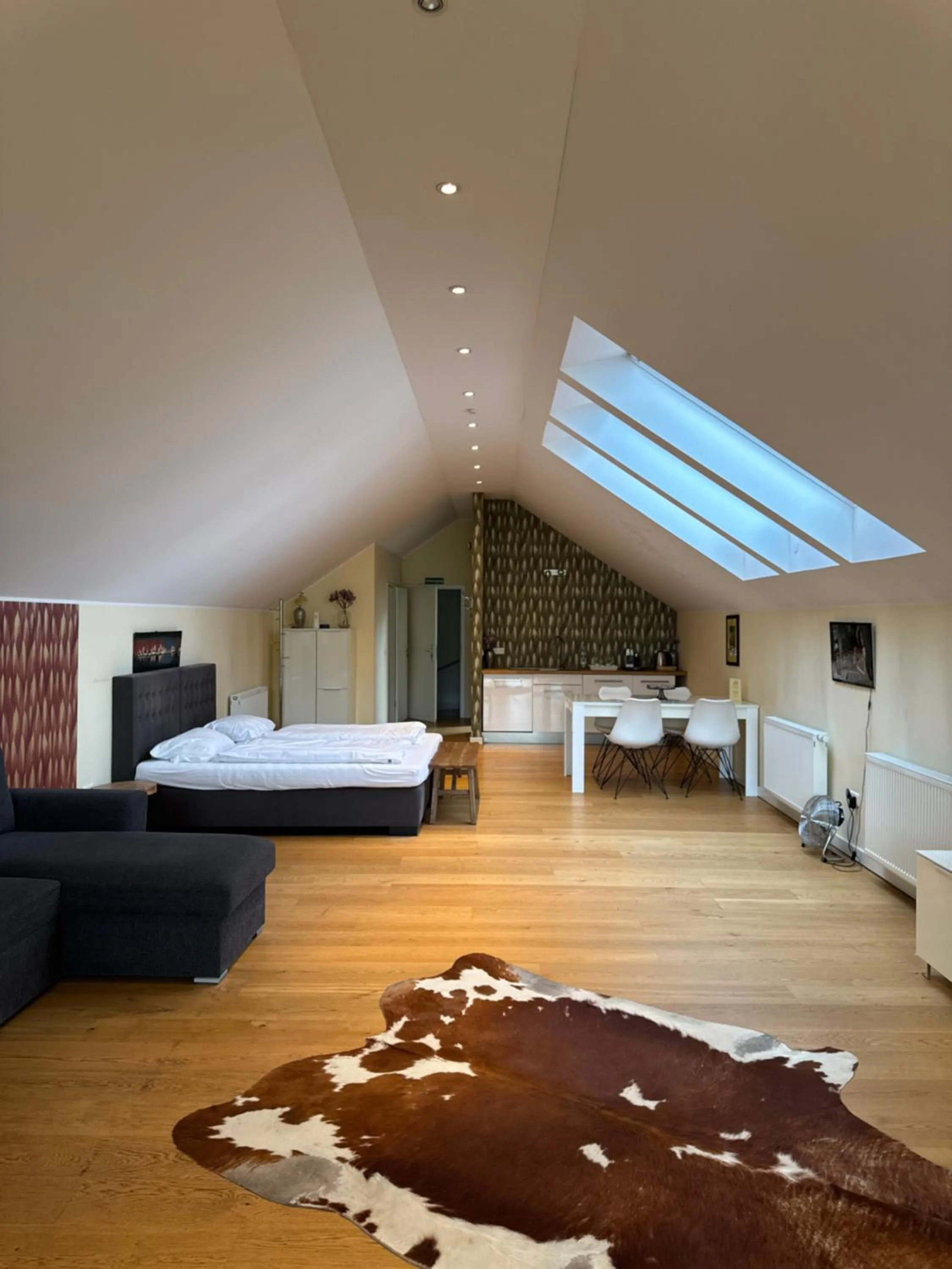 Bed in Six! Eat Work Sleep