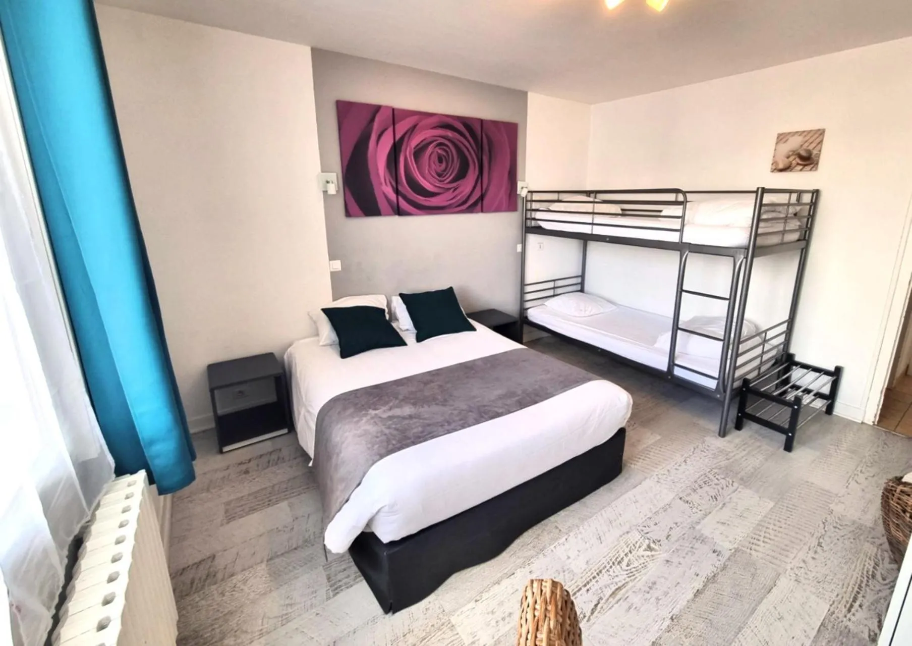 Property building, Bed in Hotel Le Bourgogne