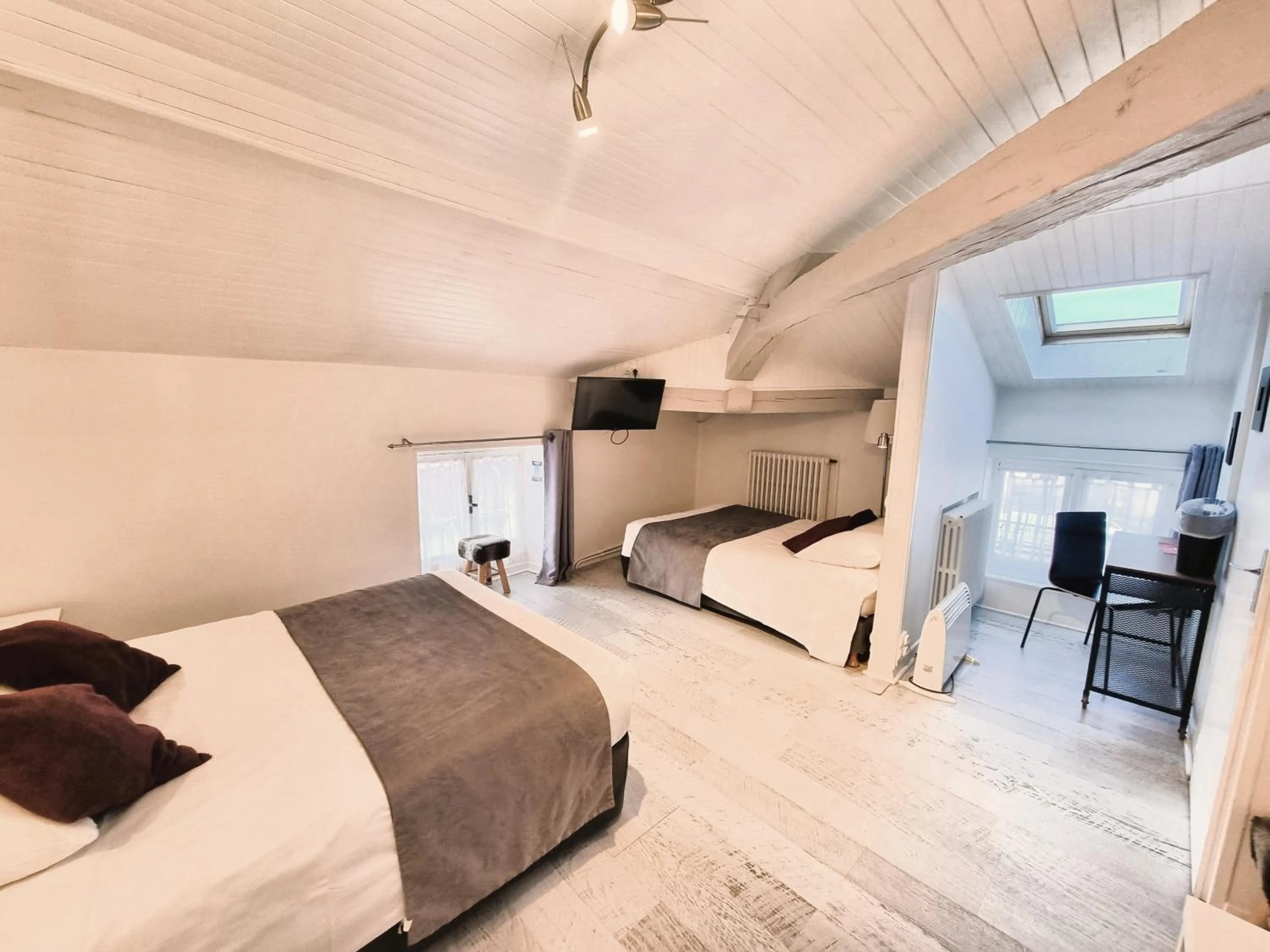 View (from property/room), Bed in Hotel Le Bourgogne