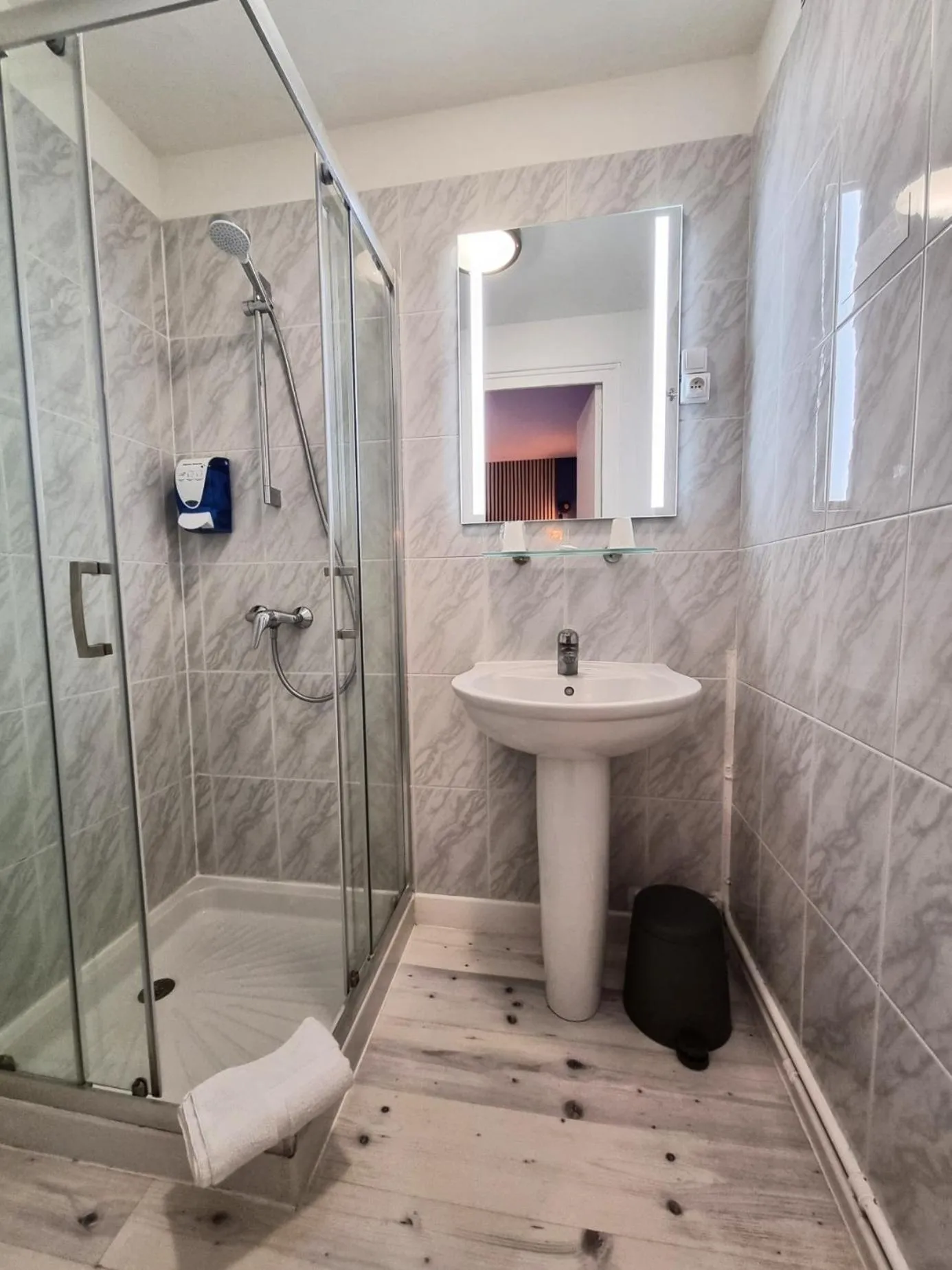 Shower in Hotel Le Bourgogne