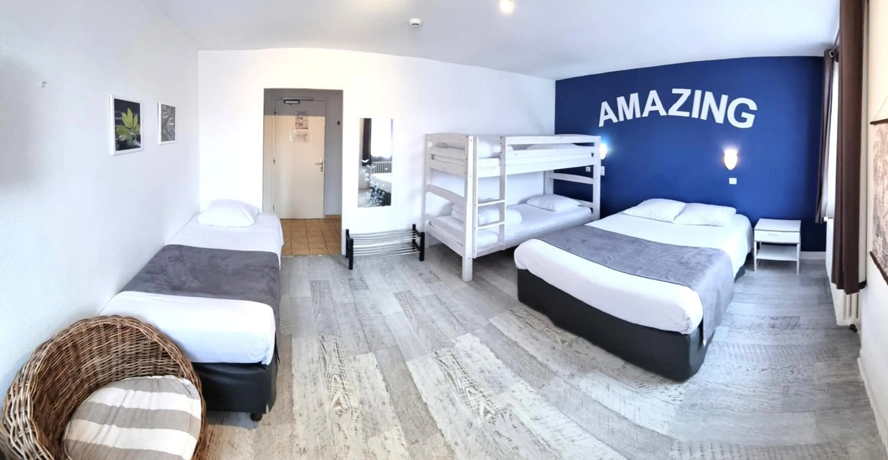 Property building, Bed in Hotel Le Bourgogne