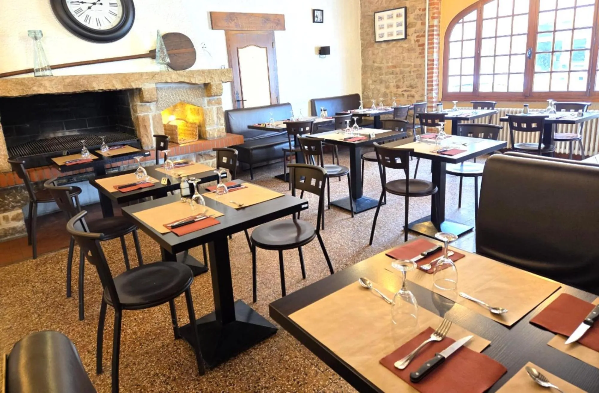 Property building in Hotel Le Bourgogne