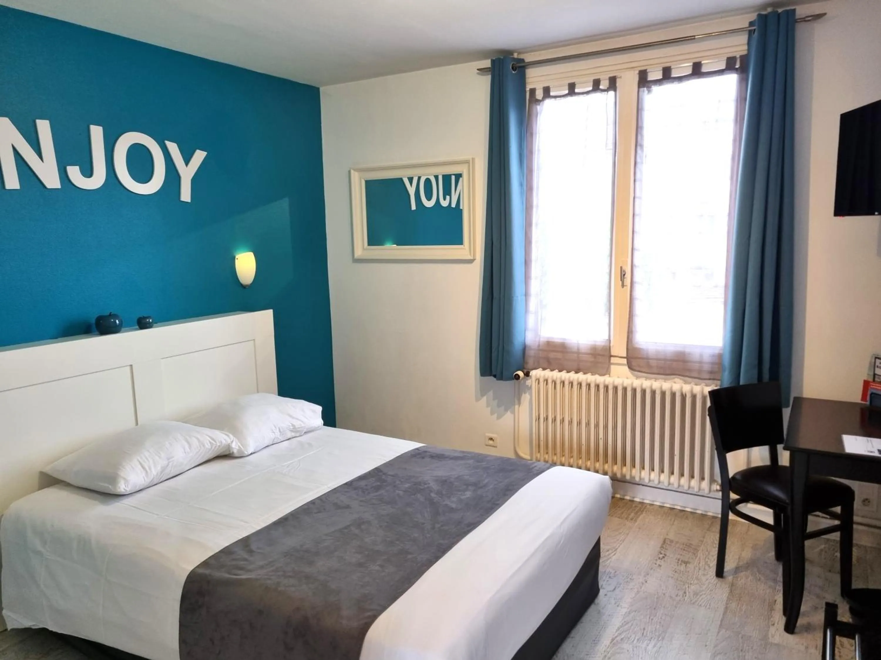 Property building, Bed in Hotel Le Bourgogne