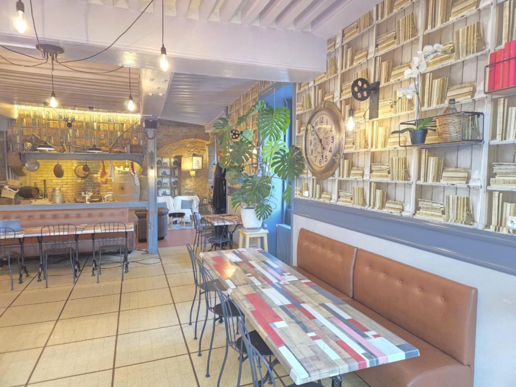 Property building in Hotel Le Bourgogne