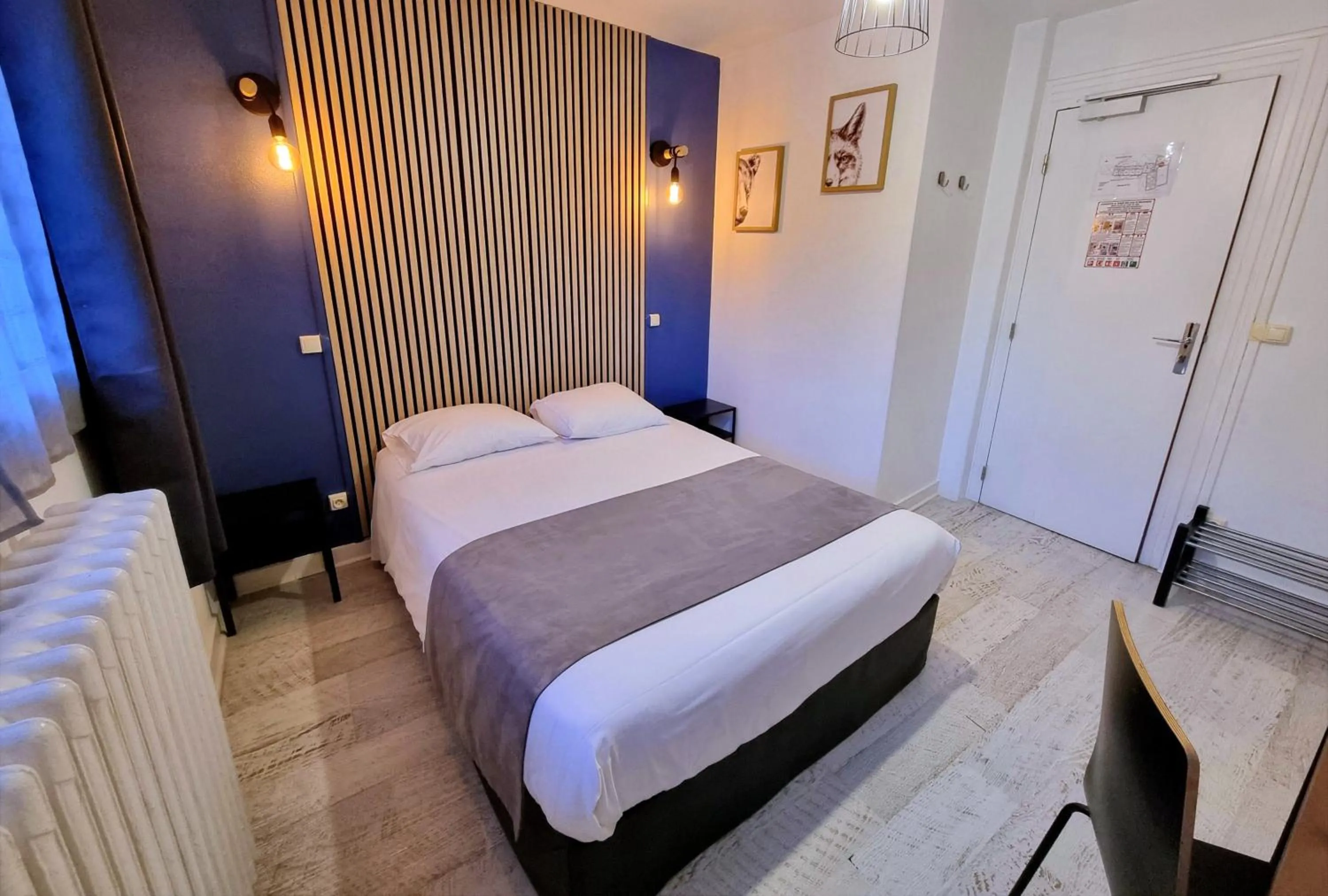 Property building, Bed in Hotel Le Bourgogne