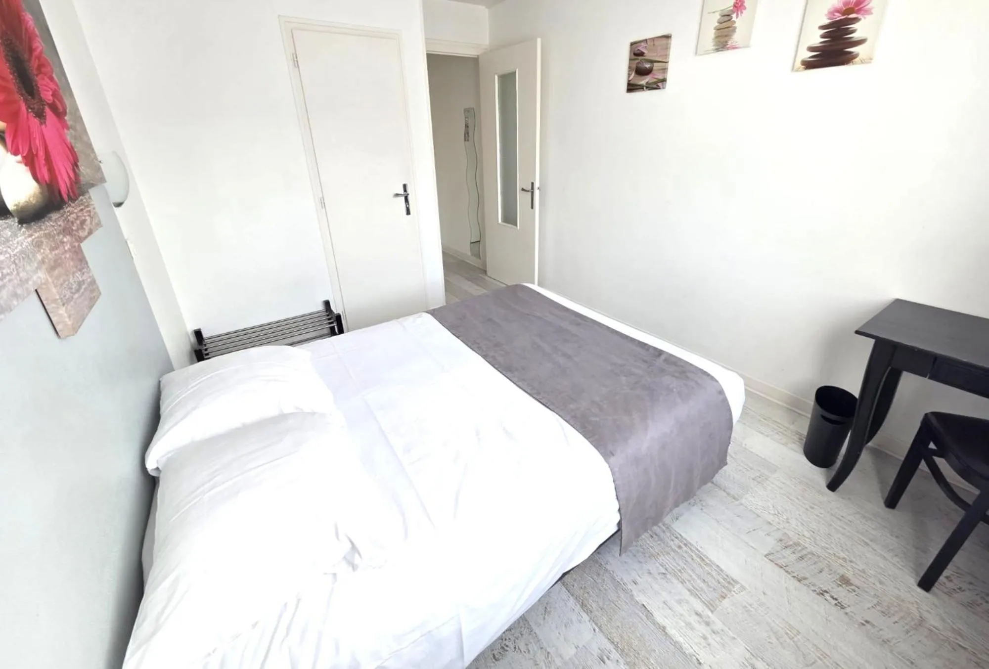 Property building, Bed in Hotel Le Bourgogne