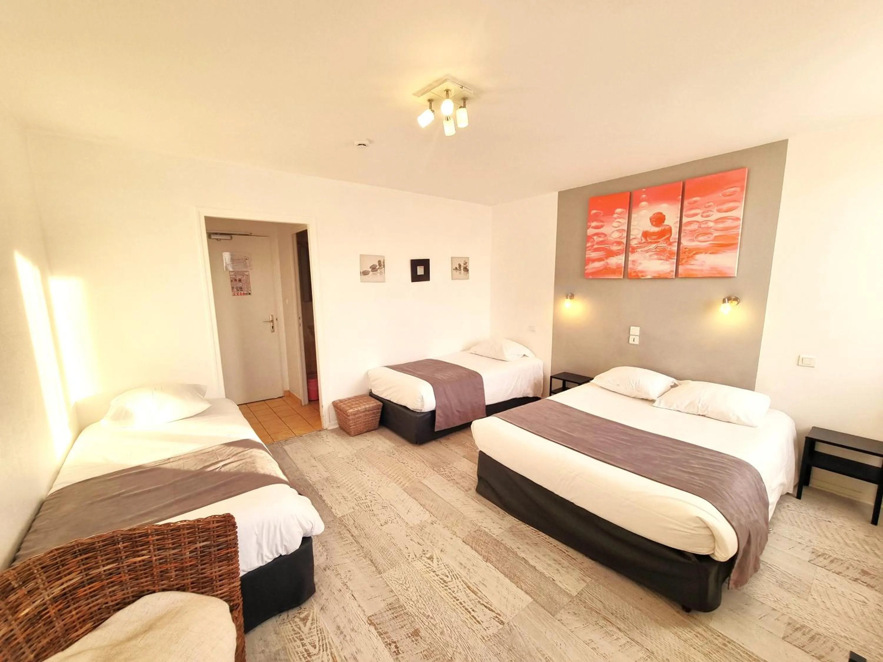 Property building, Bed in Hotel Le Bourgogne