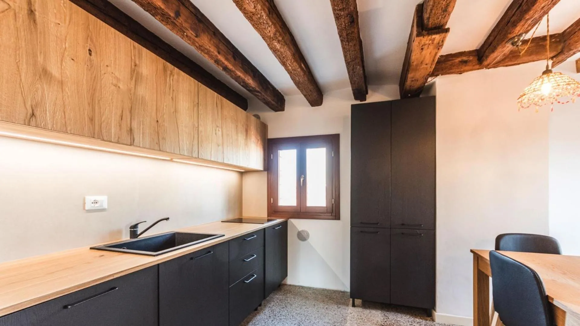 Communal kitchen in Residenza Al Mercato Grand Canal