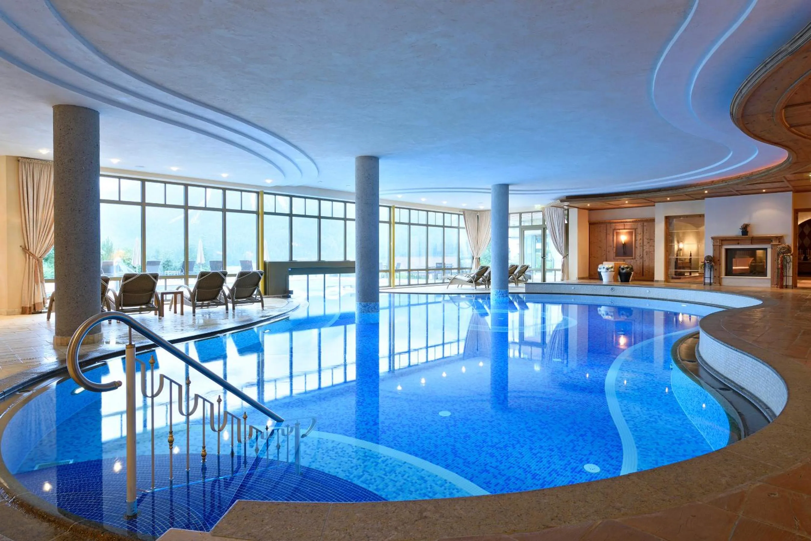 Swimming pool in Hotel Post Lermoos