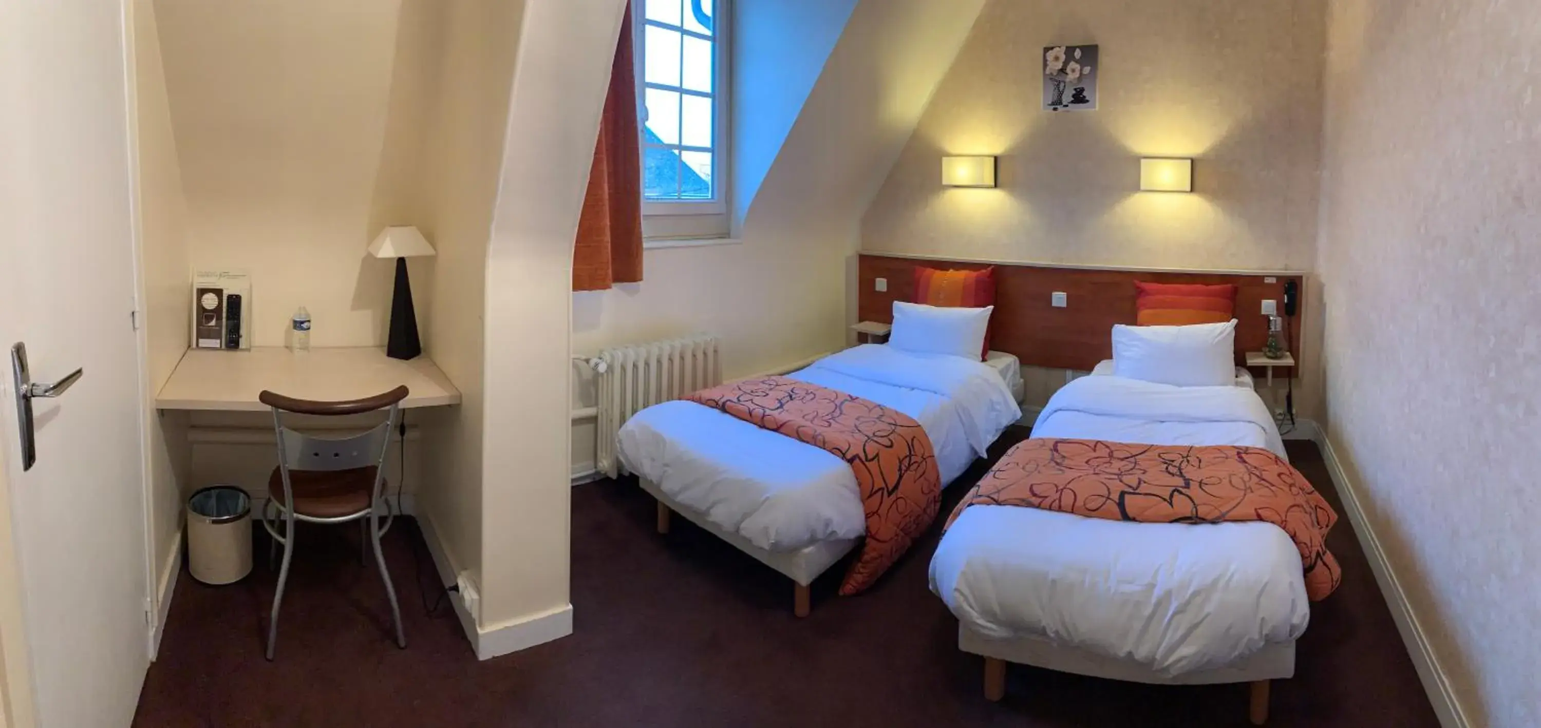 Quadruple Room with Private Bathroom in Au Petit Vivoin Quadruple Room with Private Bathroom in Au Petit Vivoin