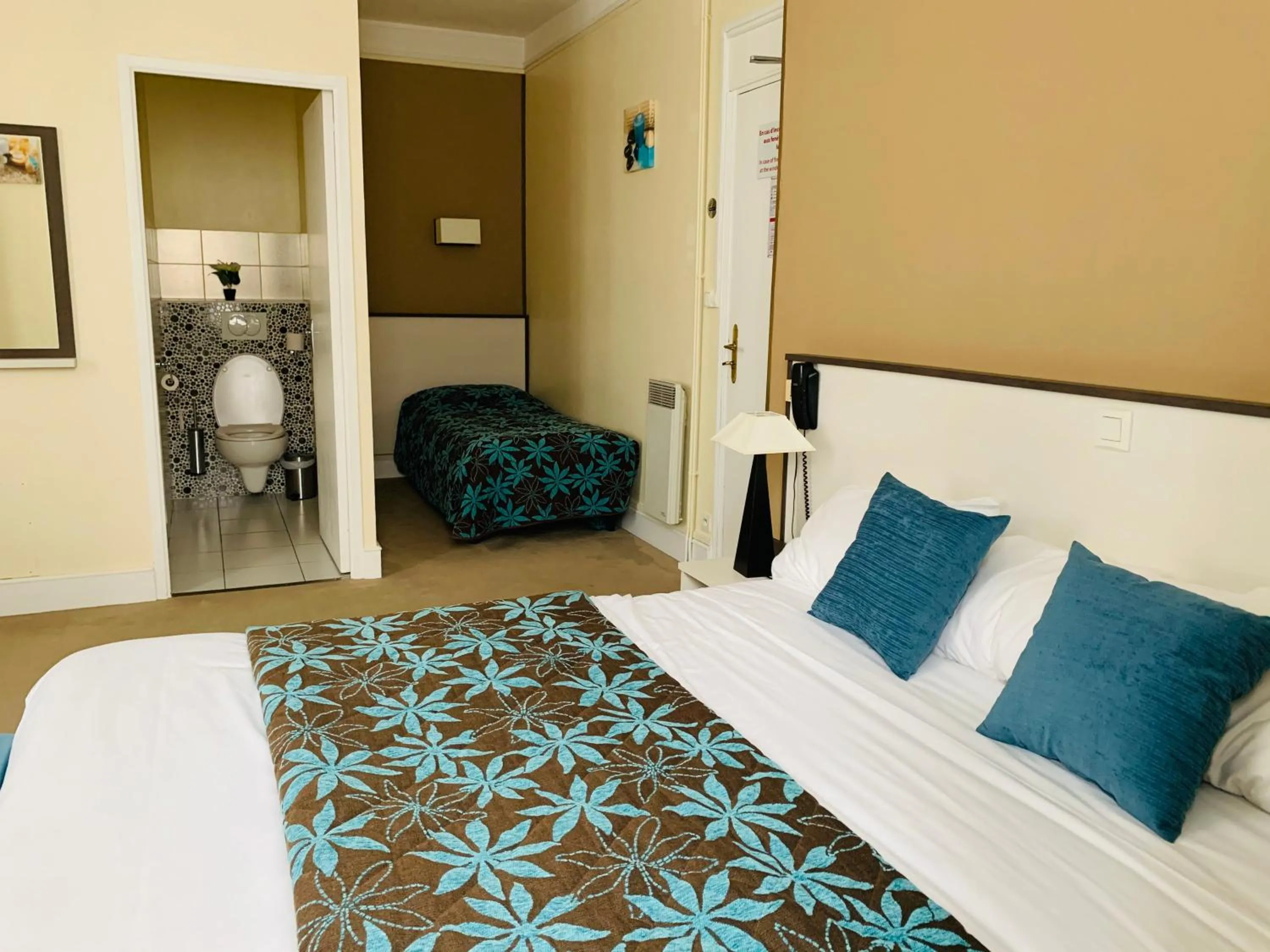 Photo of the whole room, Bed in Au Petit Vivoin