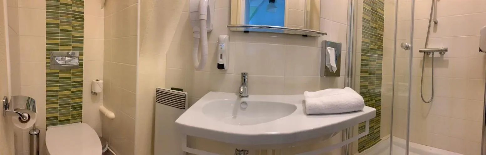 Bathroom in Au Petit Vivoin