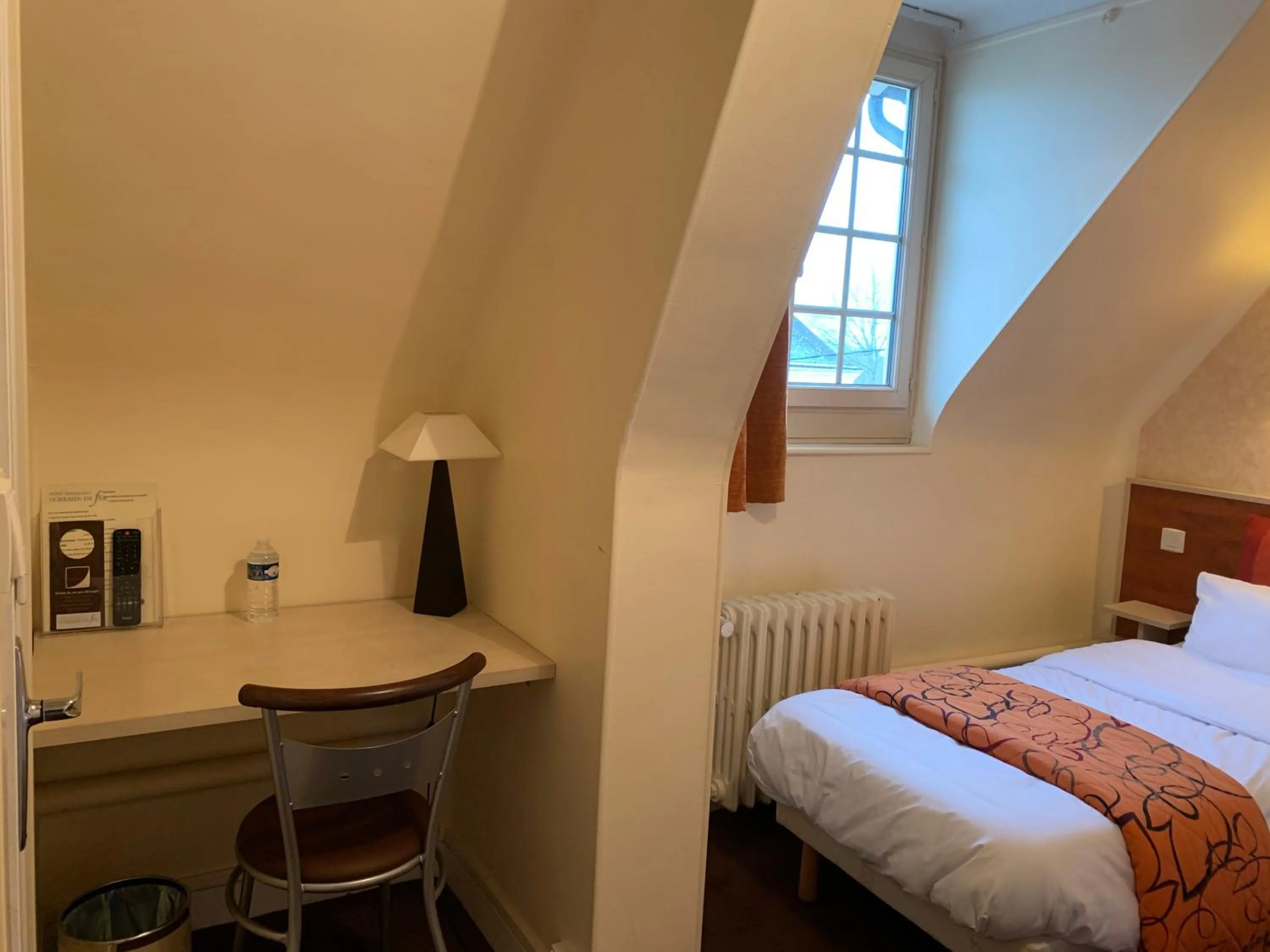 Bedroom, Bed in Au Petit Vivoin