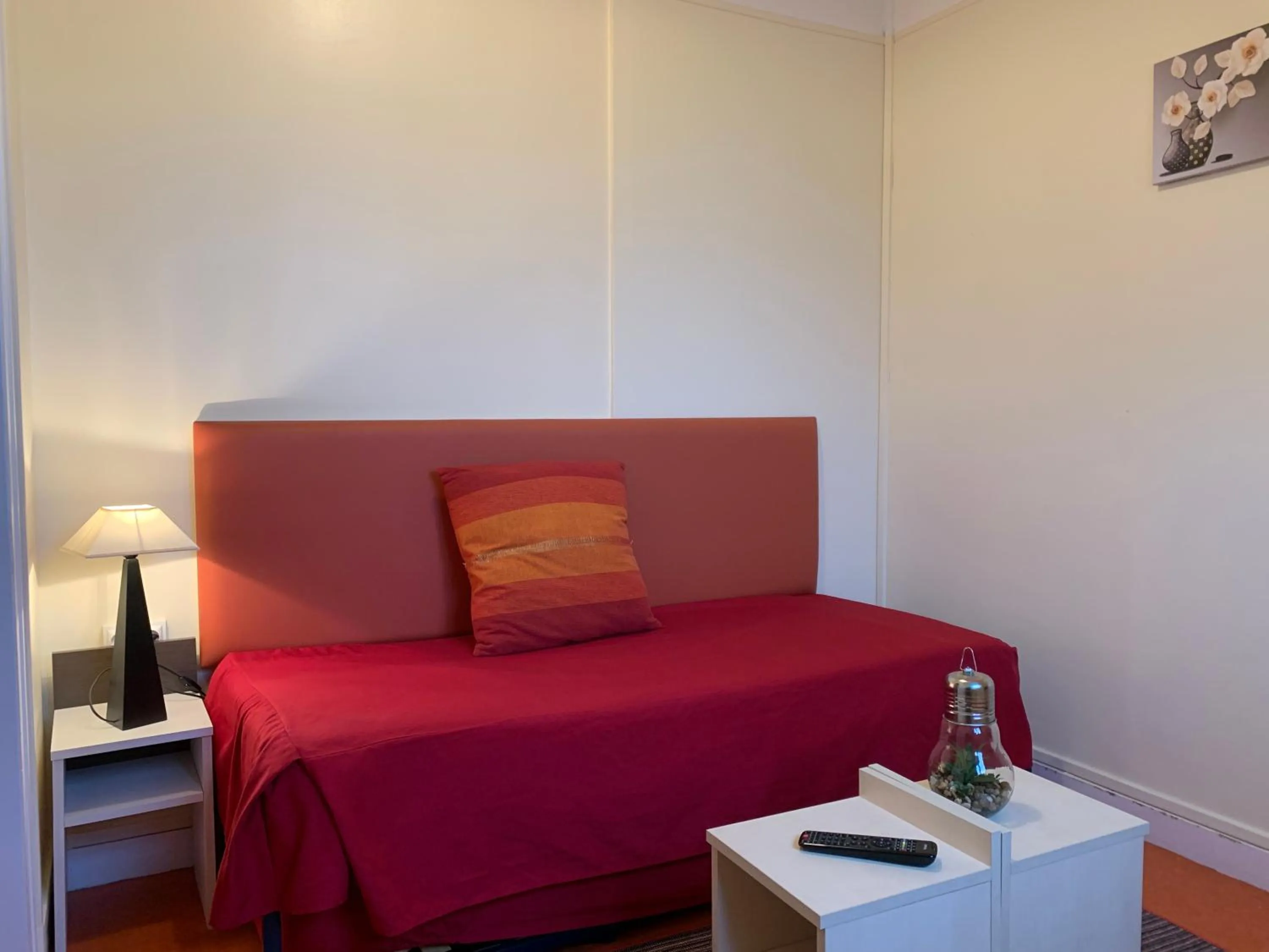 Living room, Bed in Au Petit Vivoin